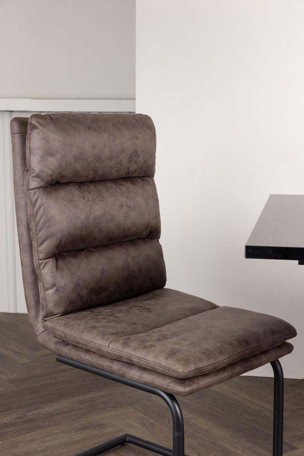 Zizo Stuhl in Braun präsentiert im Onlineshop von KAQTU Design AG. Stuhl ist von Venture Home