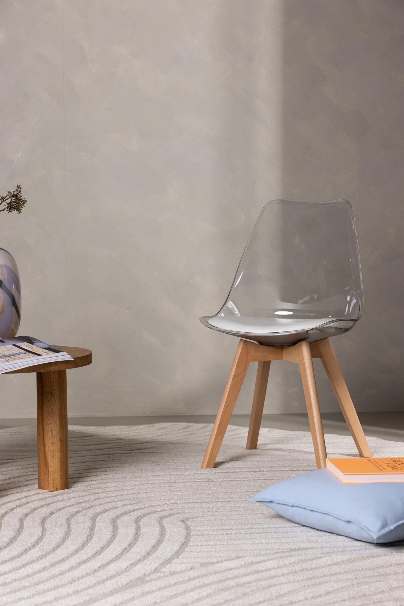 Edvin Stuhl von Venture Home: Elegantes Design, hoher Komfort und umweltfreundliche Materialien. Ideal für stilvolle Esszimmer.