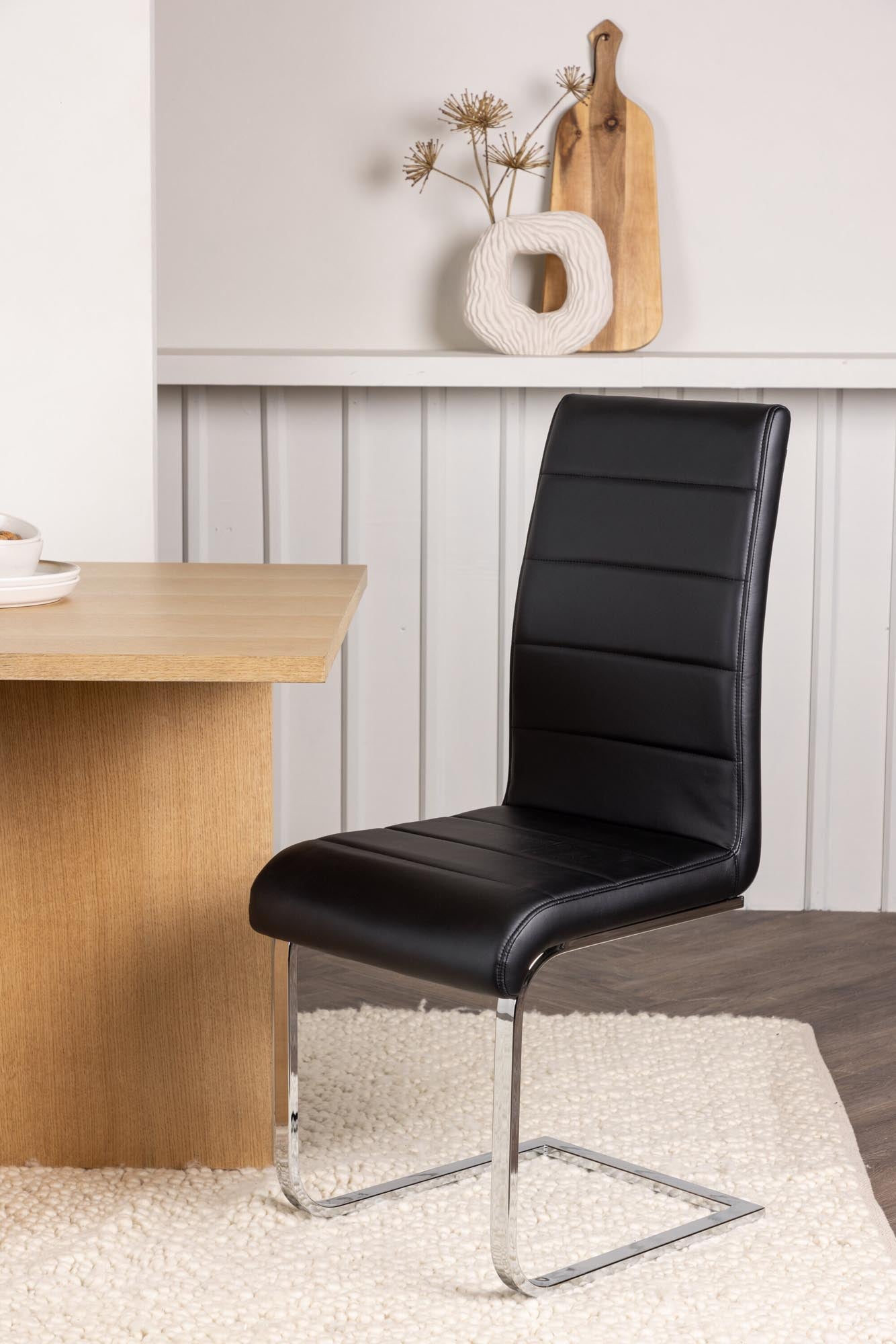 Entdecken Sie den Tempo Stuhl von Venture Home: Ein stilvolles Möbelstück mit nordischem Design, das Komfort und Eleganz in Ihr Zuhause bringt.