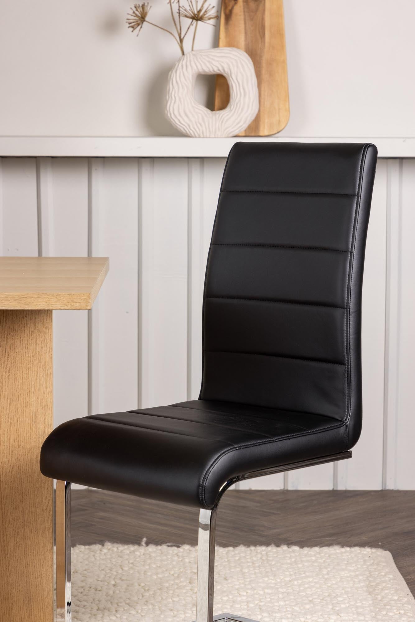 Tempo Stuhl in Schwarz präsentiert im Onlineshop von KAQTU Design AG. Stuhl ist von Venture Home