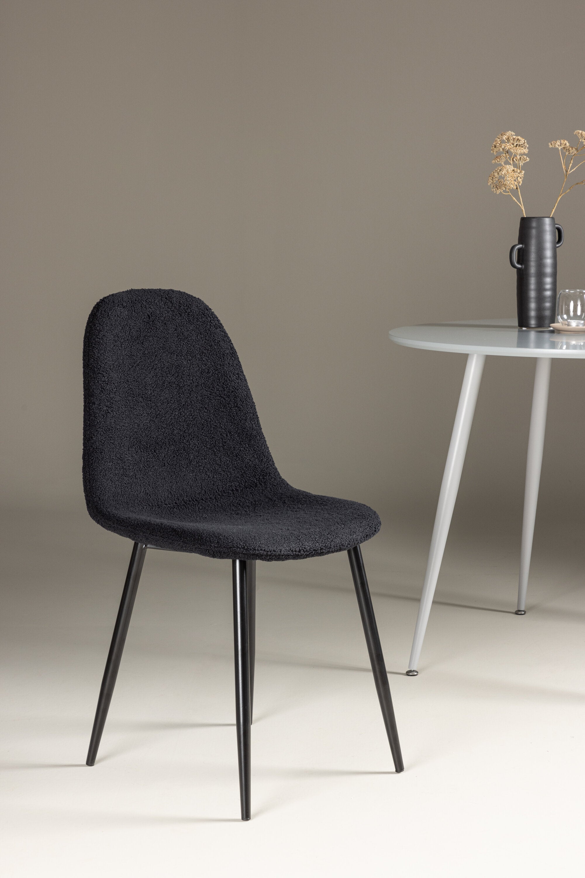 Polar Esszimmerstuhl in Schwarz präsentiert im Onlineshop von KAQTU Design AG. Stuhl ist von Venture Home