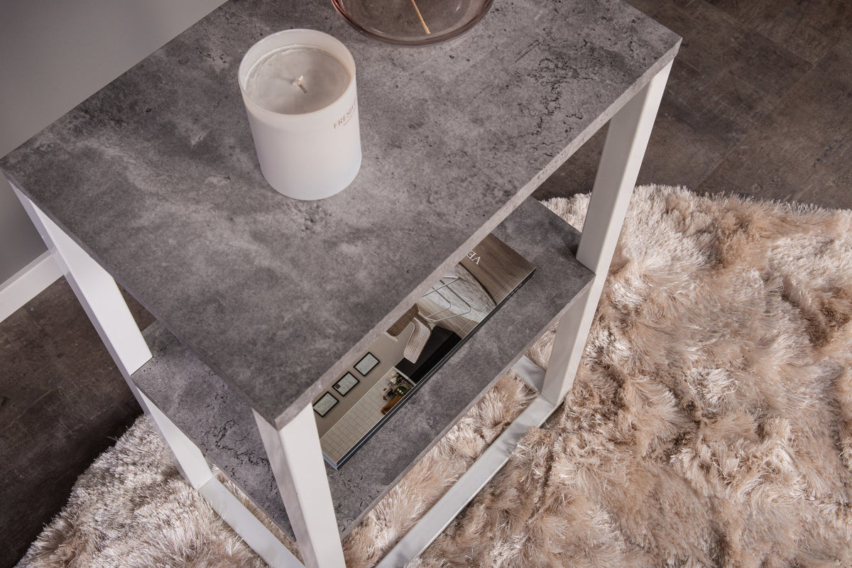 Grauer Nachttisch Rise von Venture Home mit weissem Stahlgestell, Ablagefläche aus MDF mit Papierlaminat-Oberfläche.