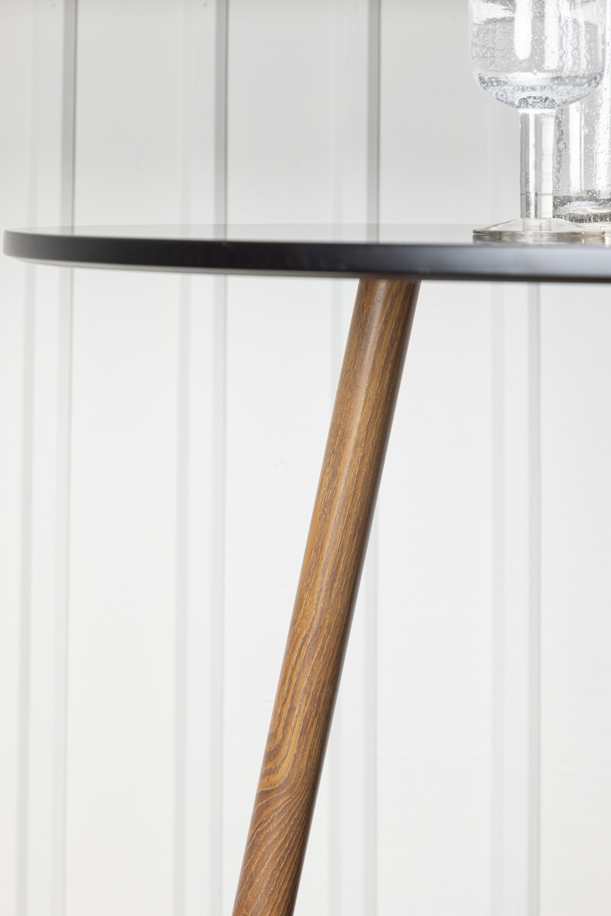 Polar Esstisch rund in Schwarz präsentiert im Onlineshop von KAQTU Design AG. Esstisch ist von Venture Home