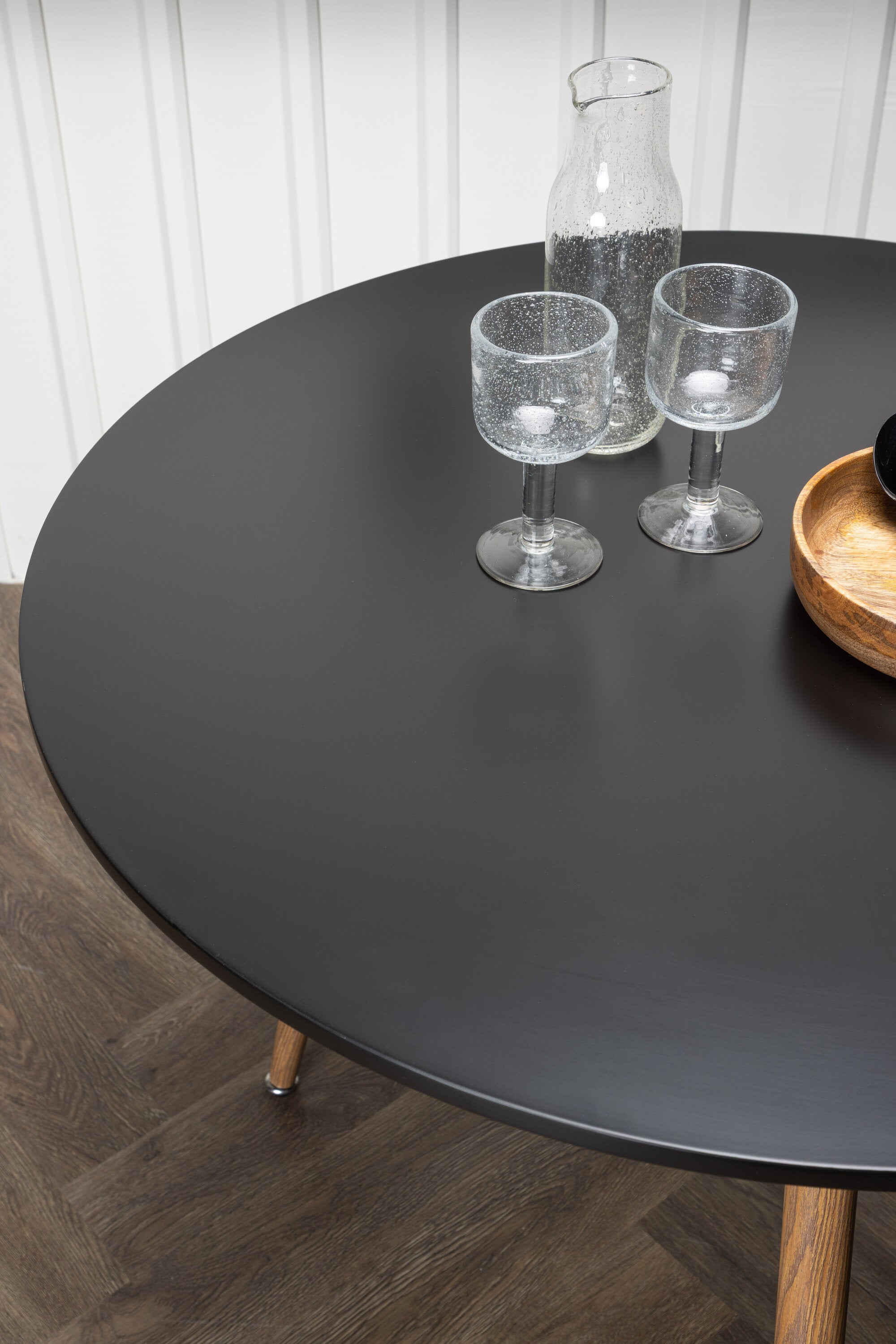 Polar Esstisch rund in Schwarz präsentiert im Onlineshop von KAQTU Design AG. Esstisch ist von Venture Home