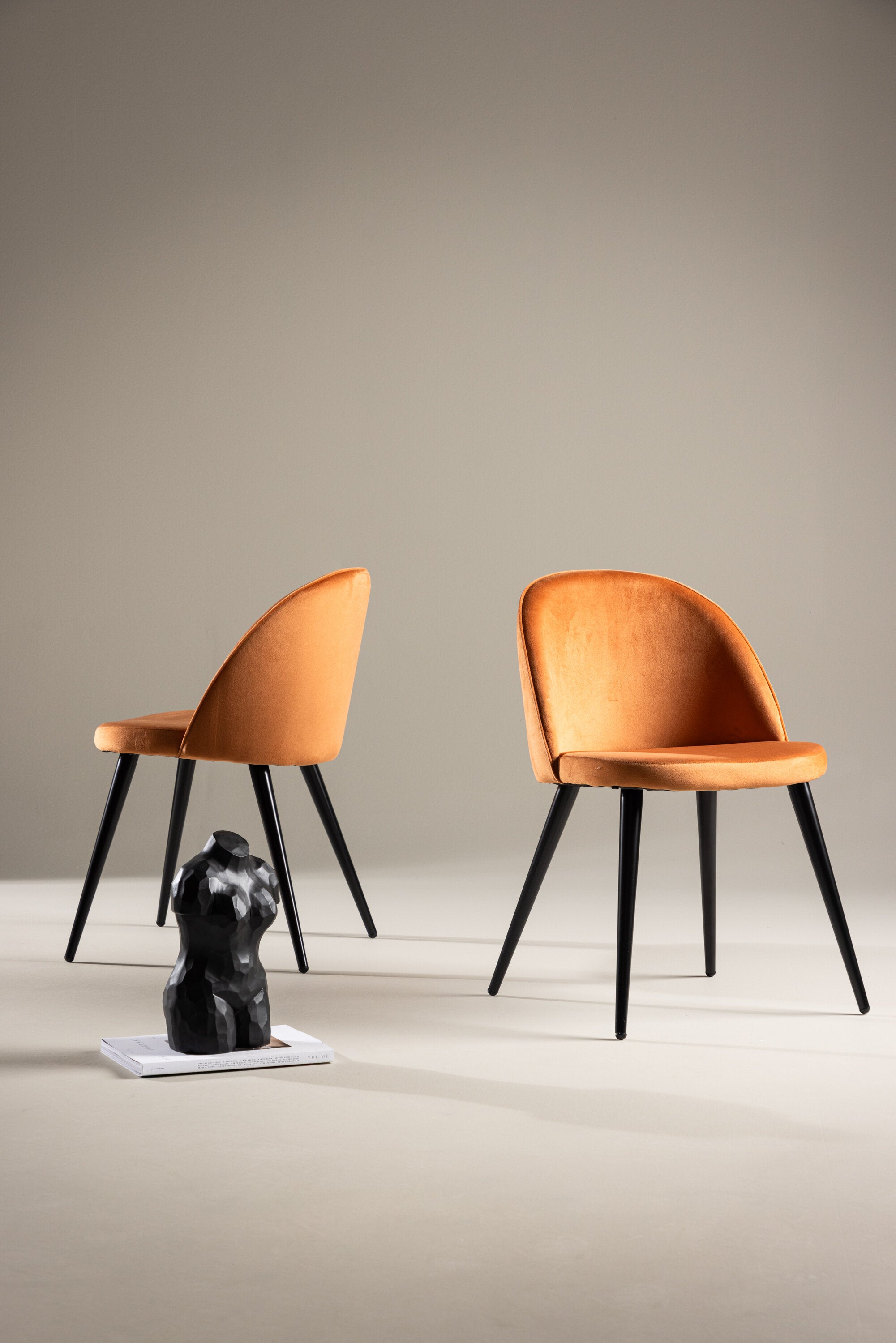 Velvet Matstol Stuhl in Rostiges Orange / Schwarz präsentiert im Onlineshop von KAQTU Design AG. Schalenstuhl ist von Venture Home