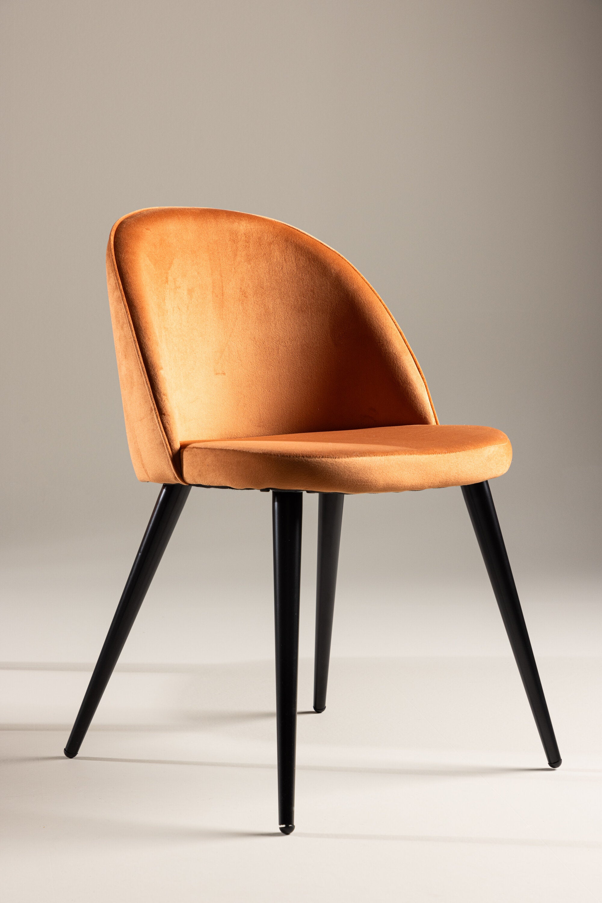 Velvet Matstol Stuhl in Rostiges Orange / Schwarz präsentiert im Onlineshop von KAQTU Design AG. Schalenstuhl ist von Venture Home