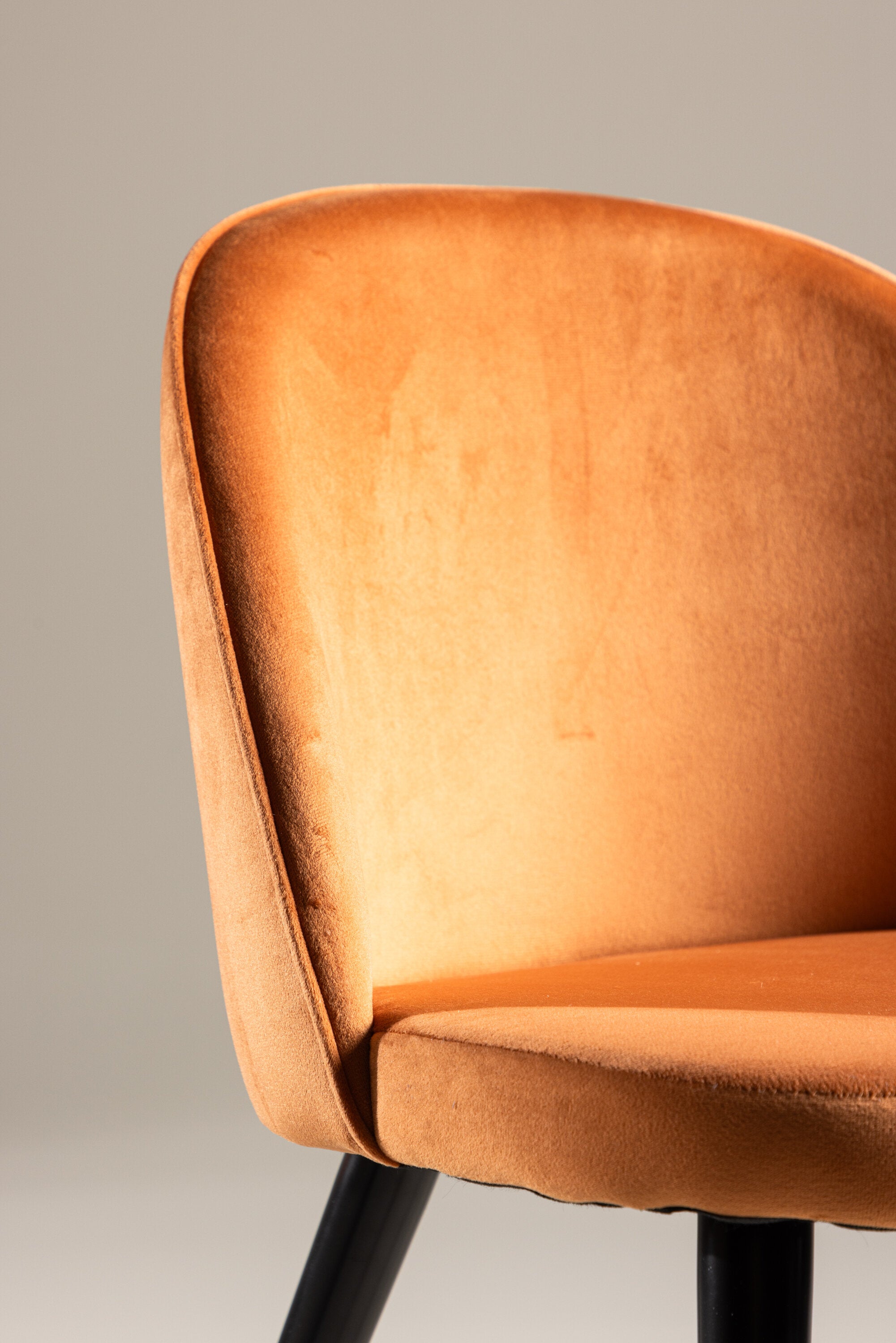 Velvet Matstol Stuhl in Rostiges Orange / Schwarz präsentiert im Onlineshop von KAQTU Design AG. Schalenstuhl ist von Venture Home