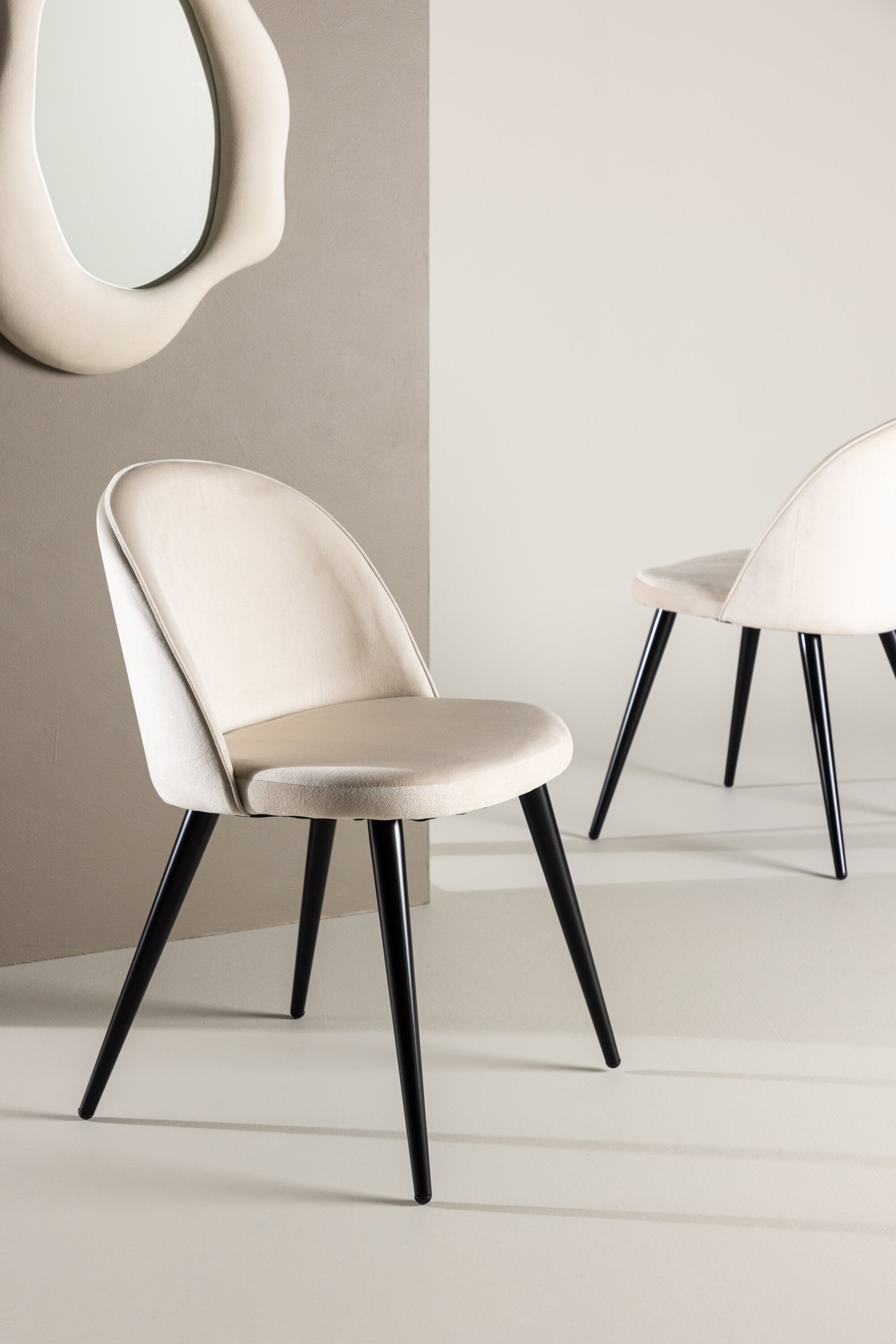 Velvet Matstol Stuhl in Beige / Schwarz präsentiert im Onlineshop von KAQTU Design AG. Schalenstuhl ist von Venture Home
