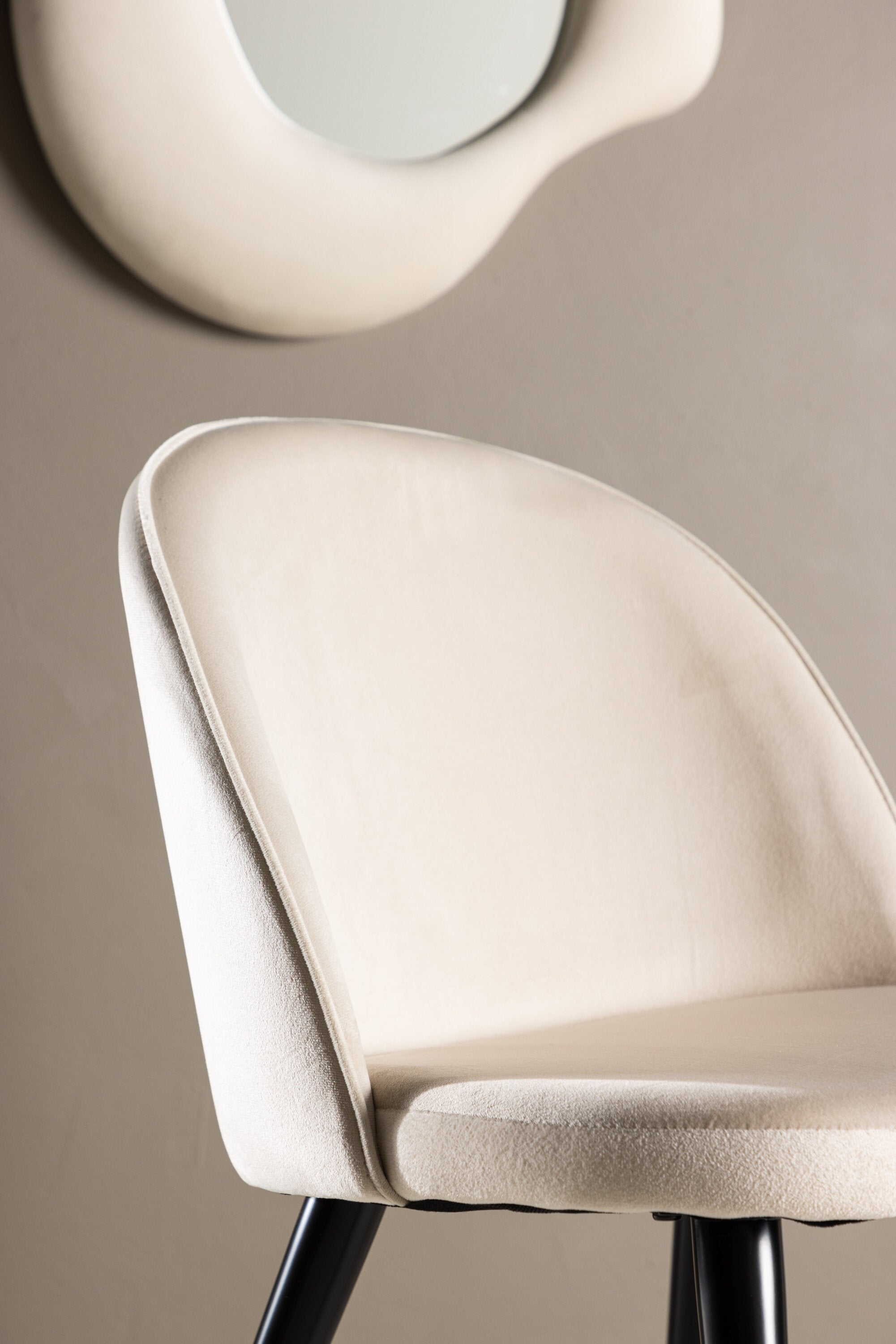 Velvet Matstol Stuhl in Beige / Schwarz präsentiert im Onlineshop von KAQTU Design AG. Schalenstuhl ist von Venture Home