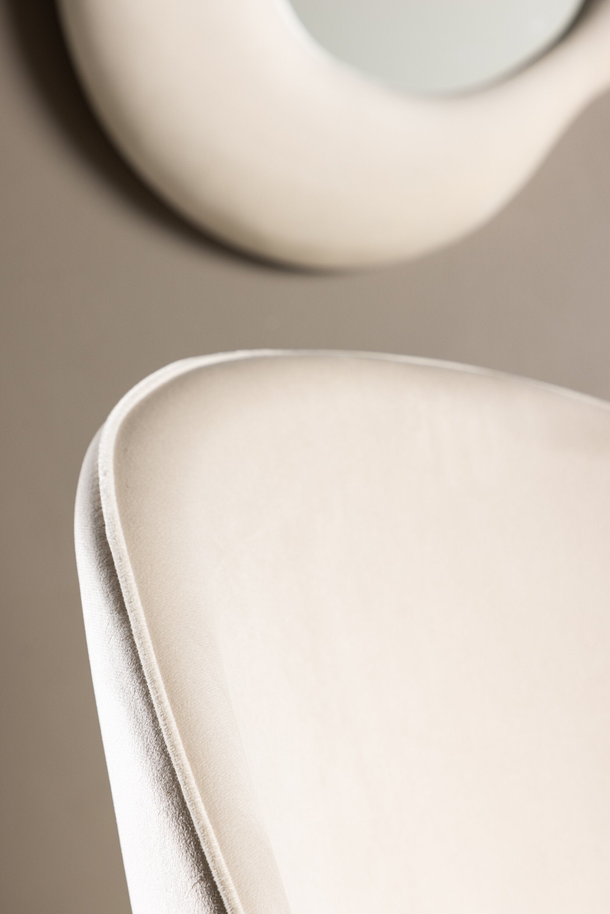 Velvet Matstol Stuhl in Beige / Schwarz präsentiert im Onlineshop von KAQTU Design AG. Schalenstuhl ist von Venture Home