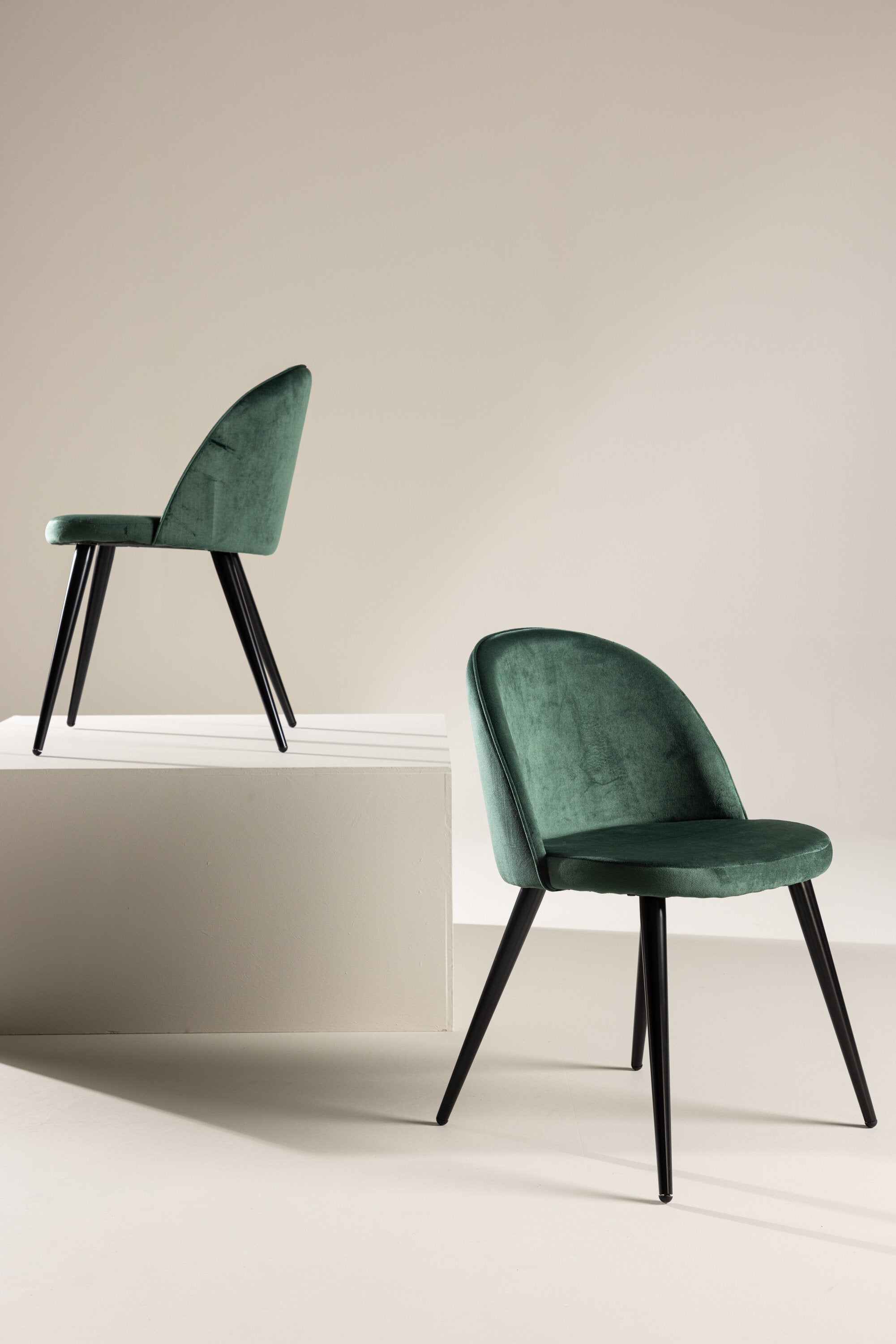 Velvet Matstol Stuhl in Grün / Schwarz präsentiert im Onlineshop von KAQTU Design AG. Schalenstuhl ist von Venture Home