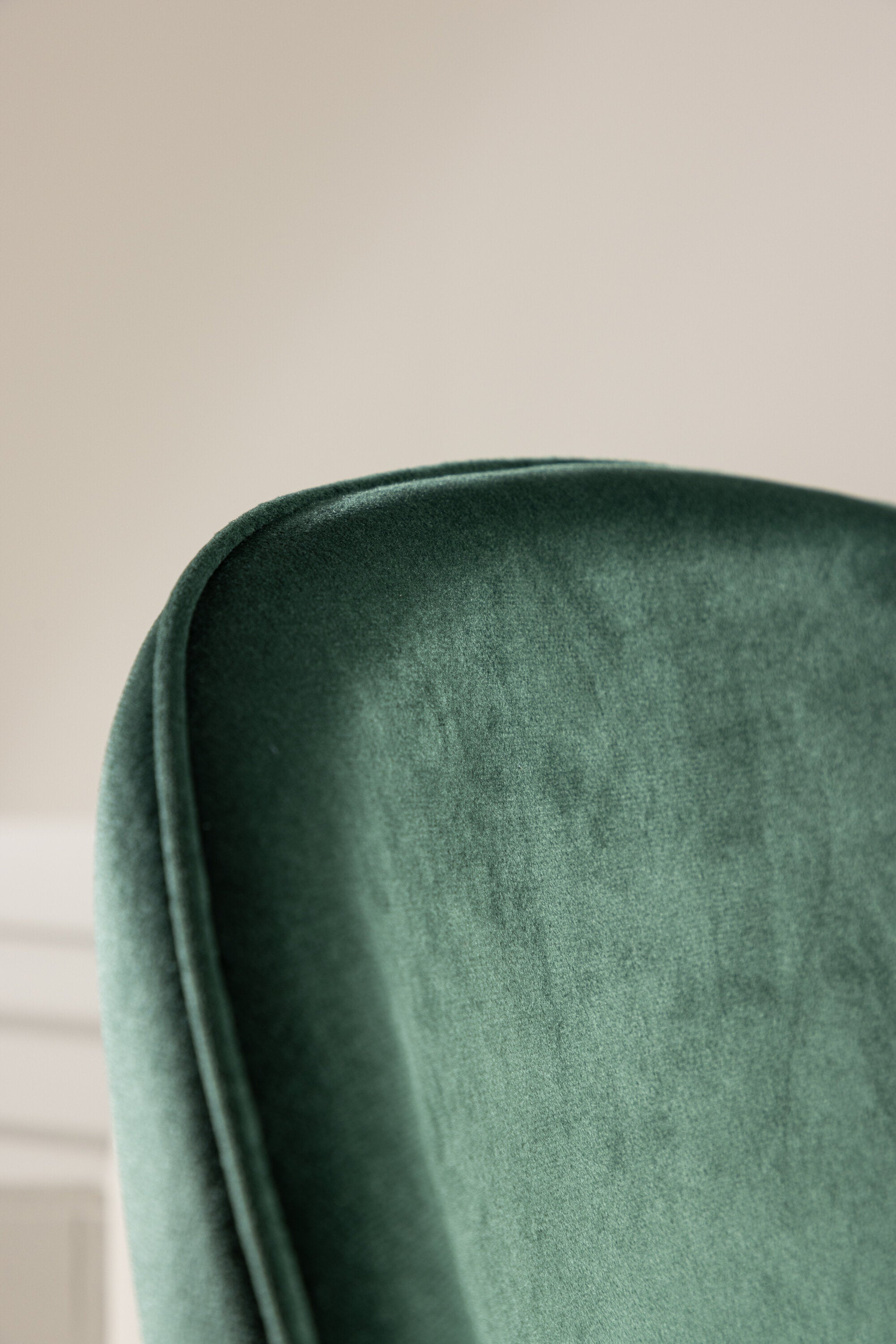 Velvet Matstol Stuhl in Grün / Schwarz präsentiert im Onlineshop von KAQTU Design AG. Schalenstuhl ist von Venture Home