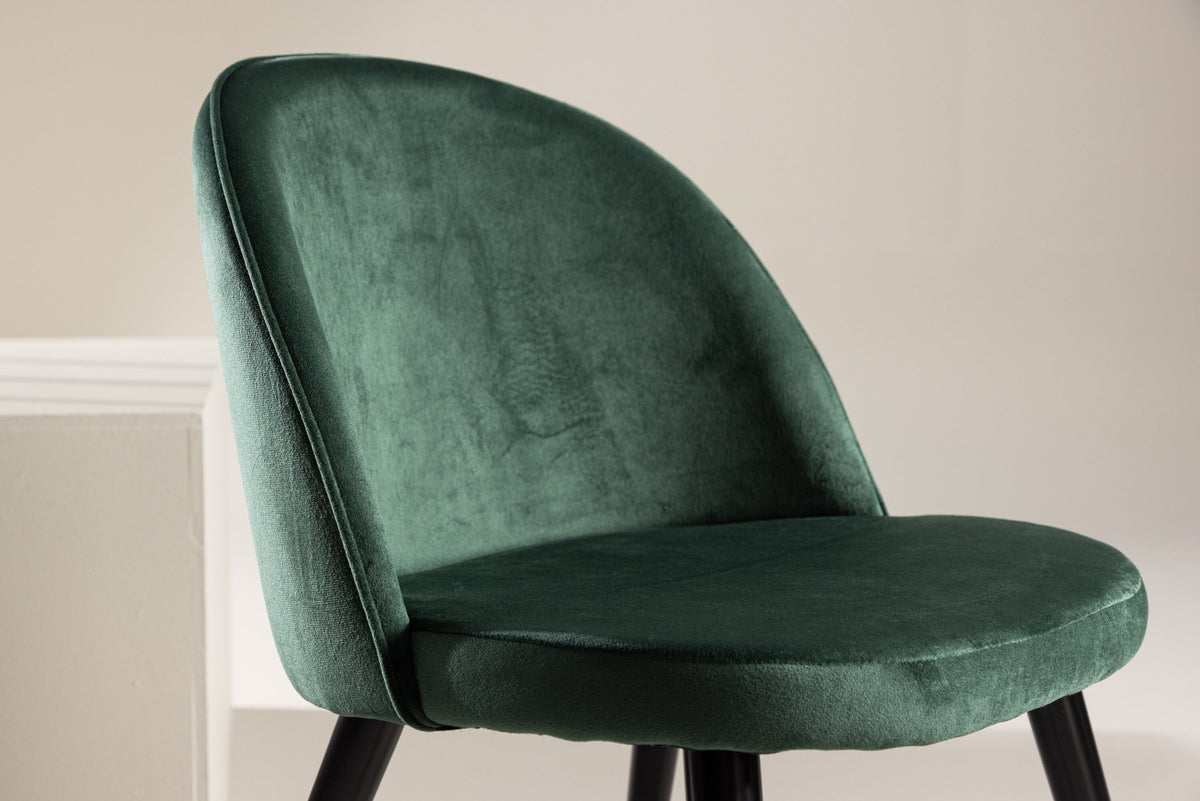 Schalenstuhl Velvet Matstol mit gerundeter Samtschale und schwarzen Stahlbeinen
