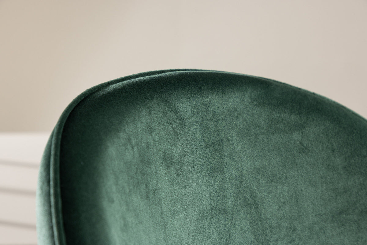 Schalenstuhl Velvet Matstol mit gerundeter Samtschale und schwarzen Stahlbeinen