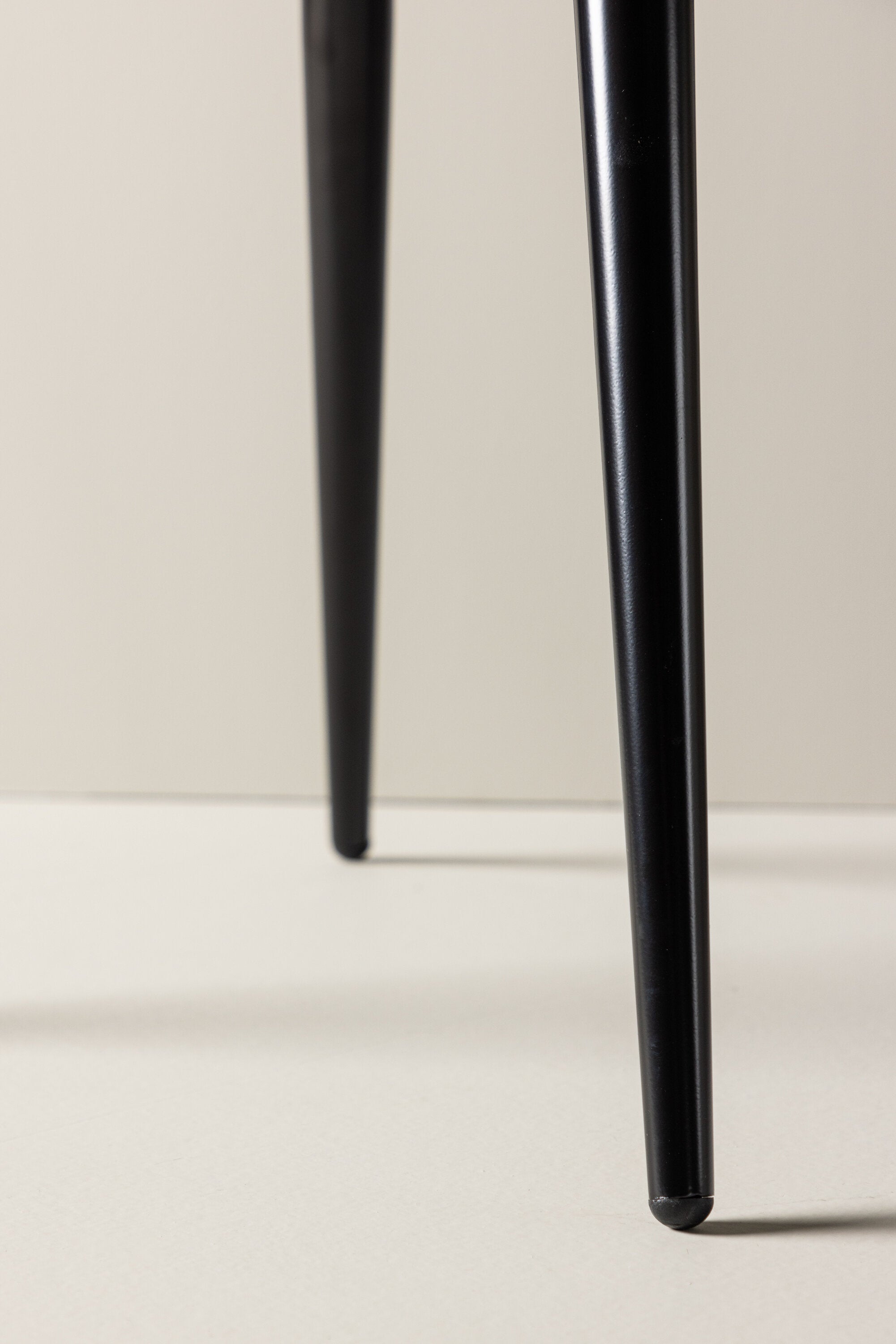 Velvet Matstol Stuhl in Grau / Schwarz präsentiert im Onlineshop von KAQTU Design AG. Schalenstuhl ist von Venture Home