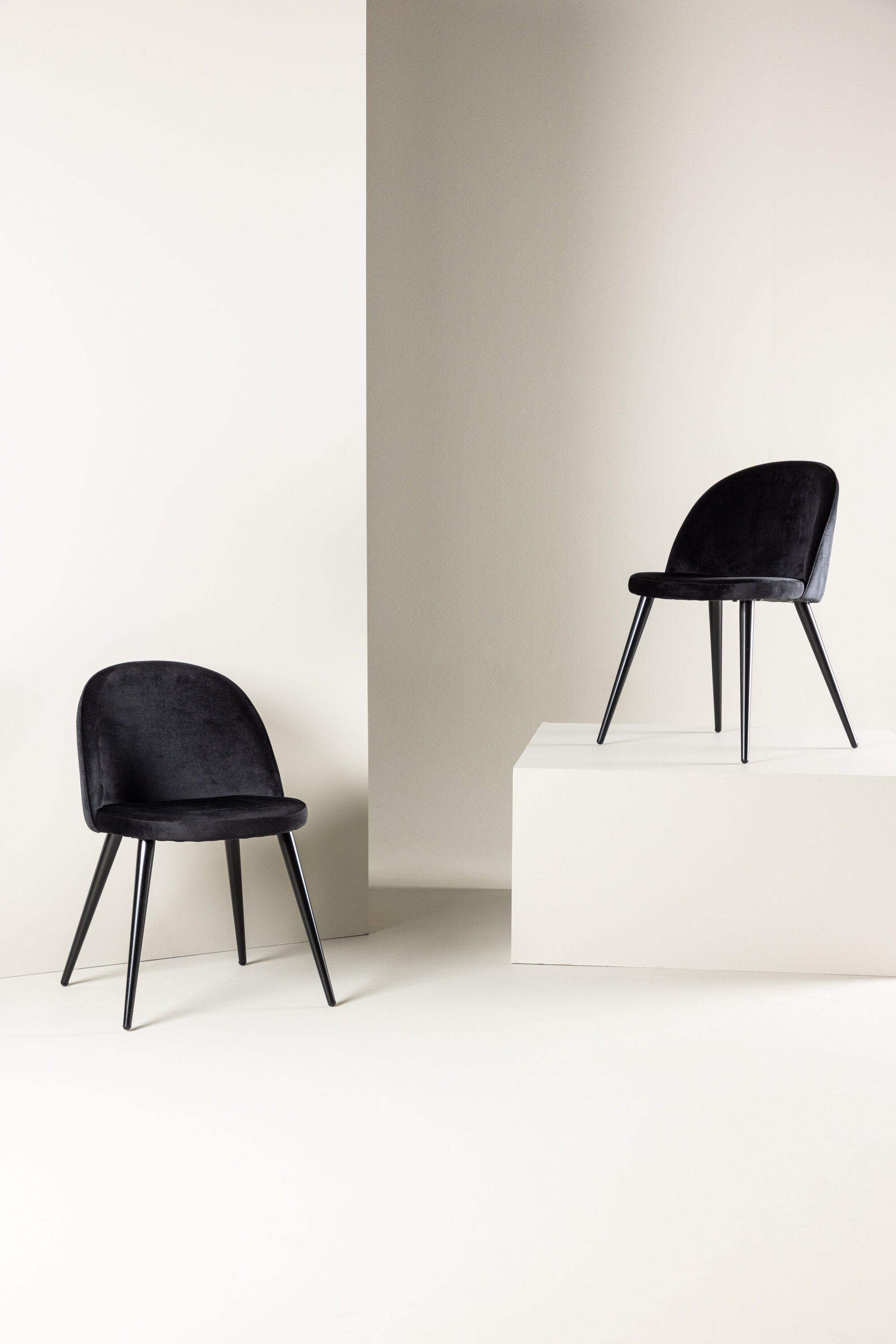 Velvet Matstol Stuhl in Schwarz präsentiert im Onlineshop von KAQTU Design AG. Schalenstuhl ist von Venture Home