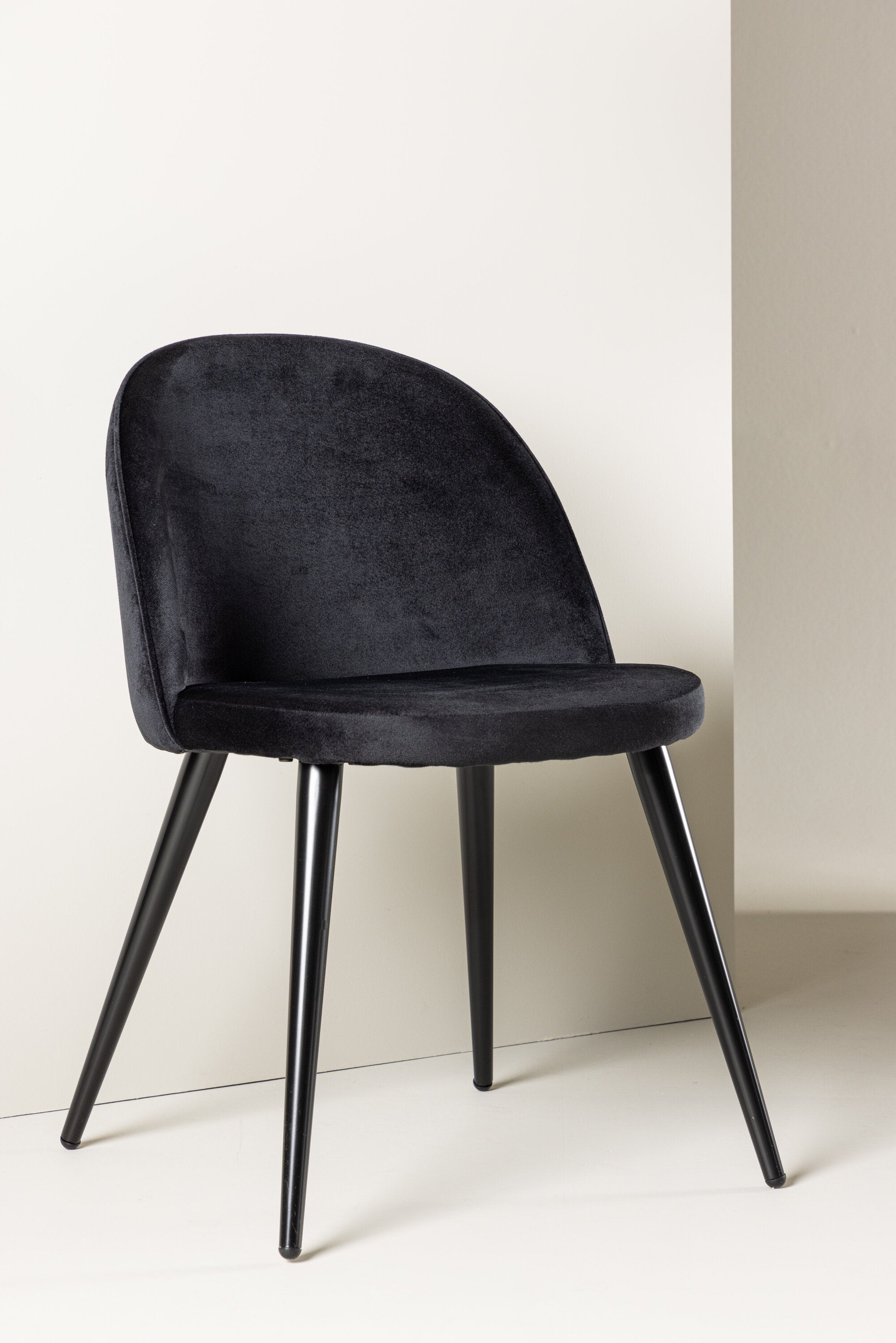 Velvet Matstol Stuhl in Schwarz präsentiert im Onlineshop von KAQTU Design AG. Schalenstuhl ist von Venture Home