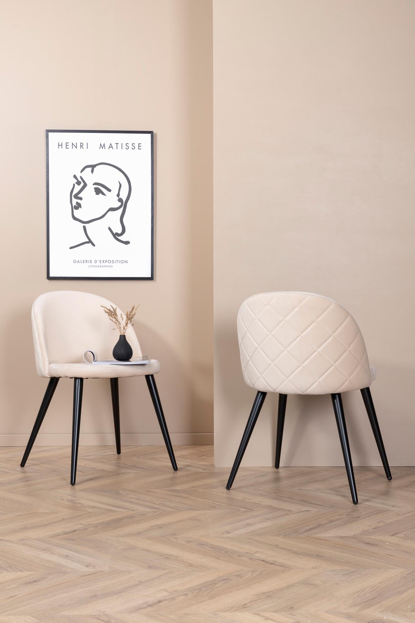 Velvet Stitches Stuhl in Beige präsentiert im Onlineshop von KAQTU Design AG. Schalenstuhl ist von Venture Home