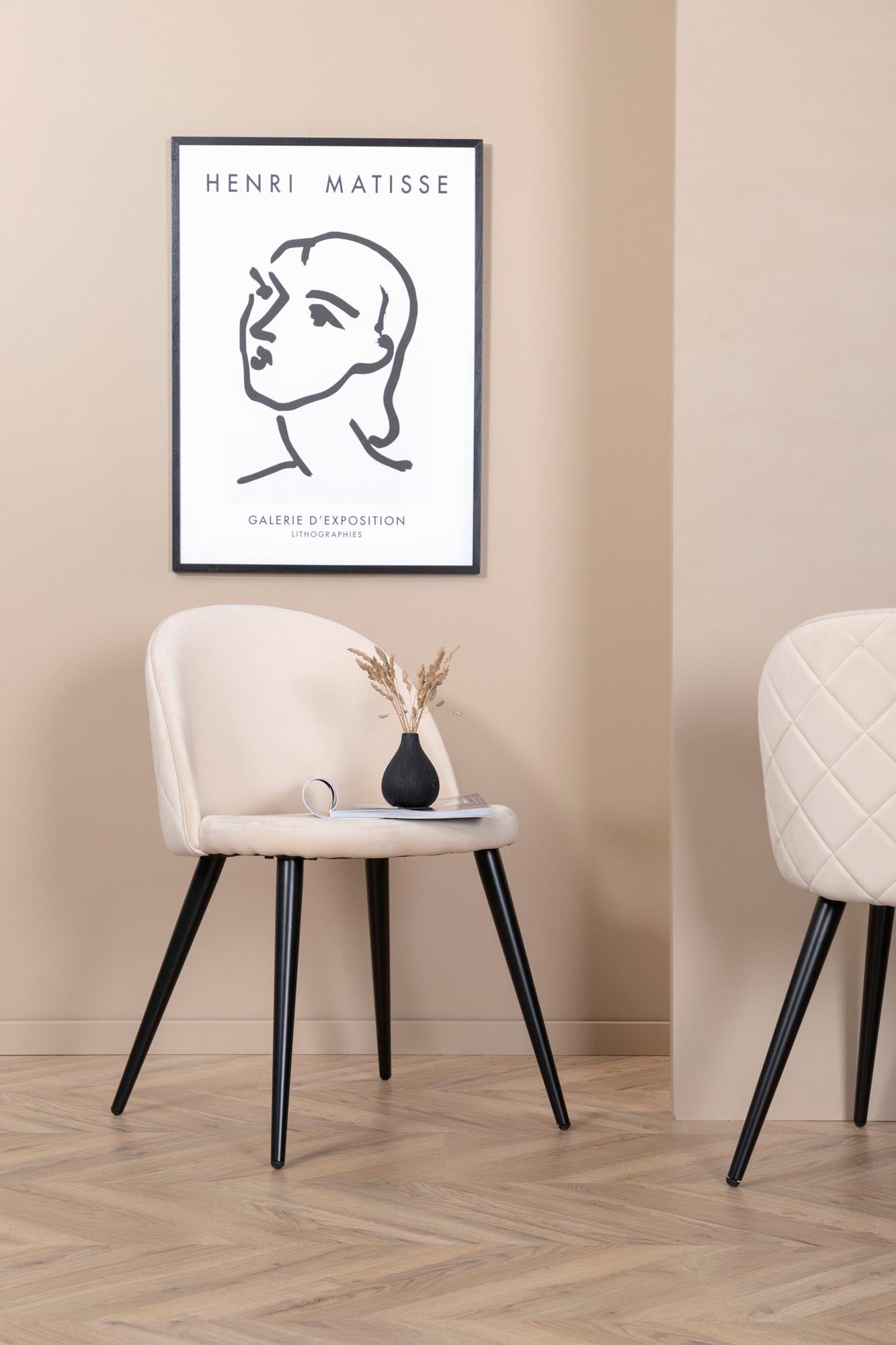 Velvet Stitches Stuhl in Beige präsentiert im Onlineshop von KAQTU Design AG. Schalenstuhl ist von Venture Home