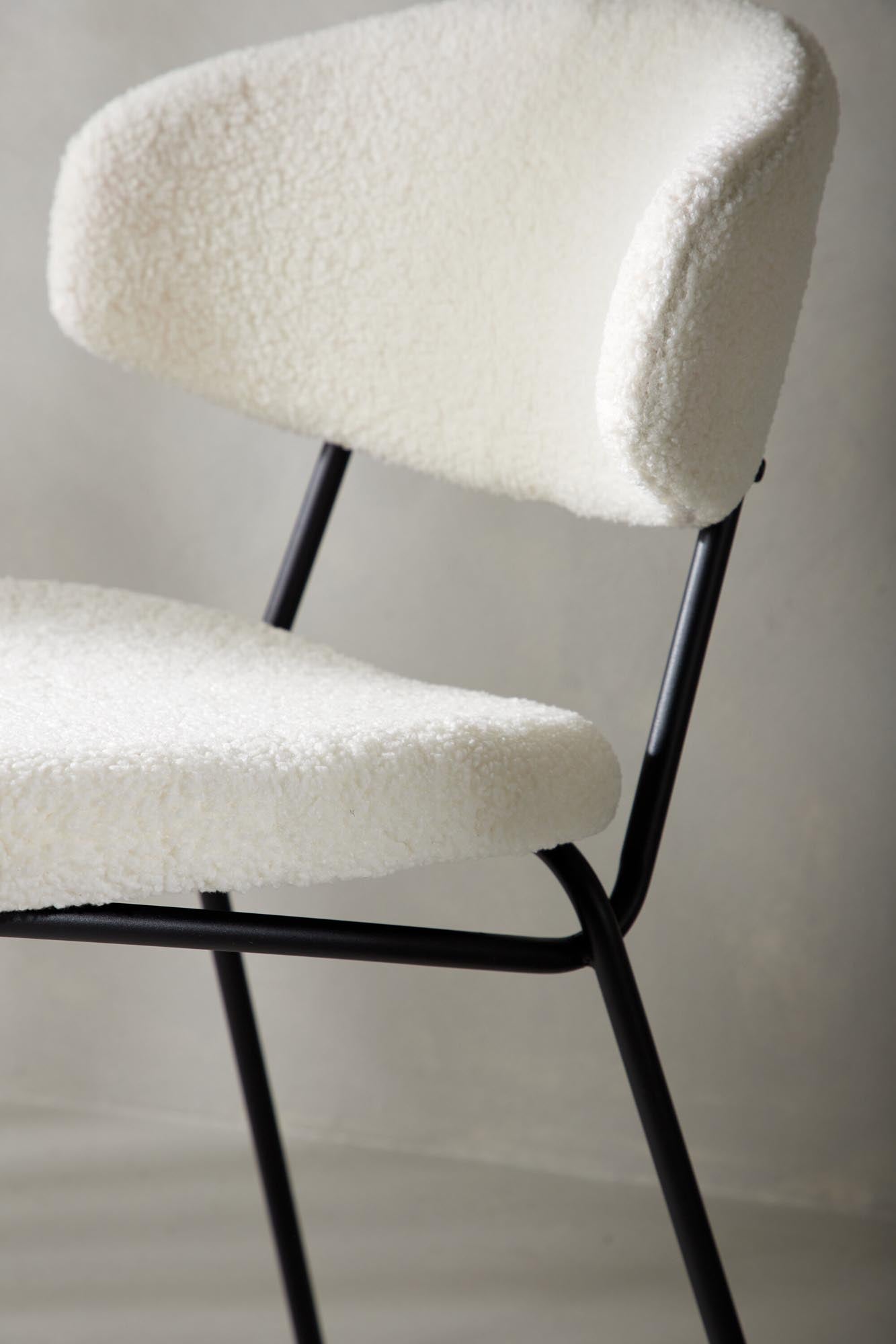 Stilvoller Chico Stuhl: Minimalistisches Design, bequemer Bouclé-Stoff, schwarze Stahlstruktur.