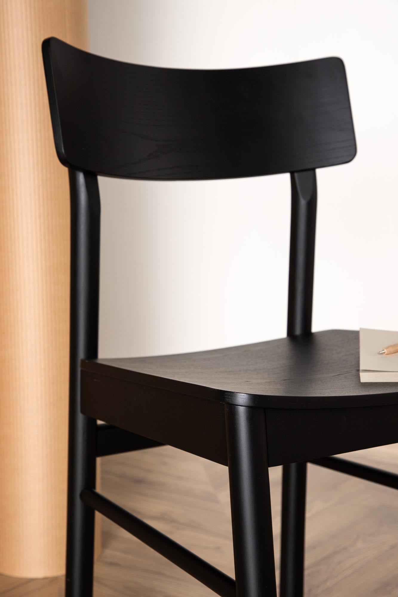 Klassischer Montros Esszimmerstuhl in edlem Schwarz, gefertigt aus hochwertiger Birke. Ideal für stilvolle Essgruppen und gemütliche Mahlzeiten.