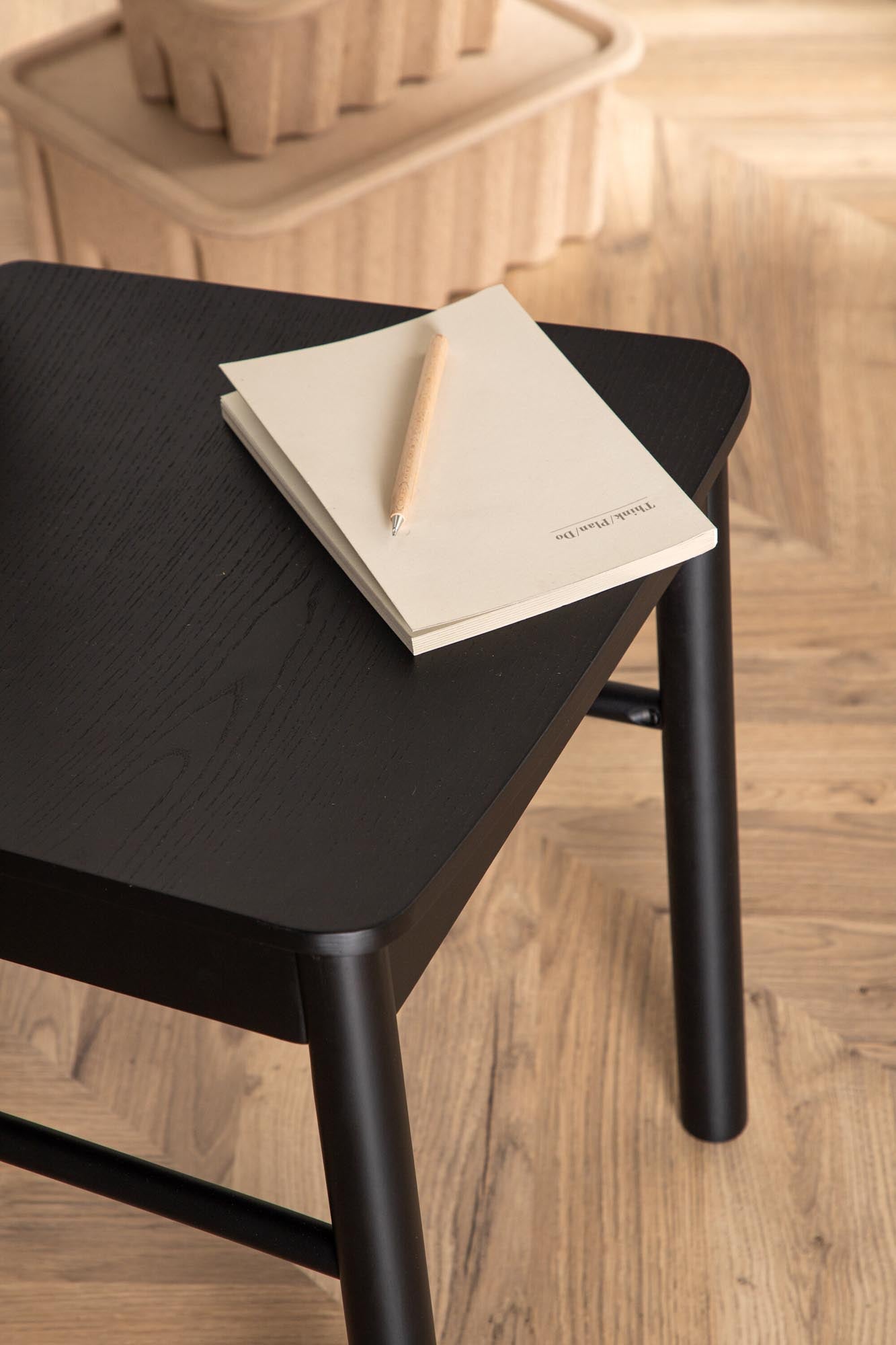 Eleganter Montros Esszimmerstuhl in zeitlosem Schwarz, aus robustem Birkenholz. Perfekt für stilvolle Esszimmer und gesellige Runden.