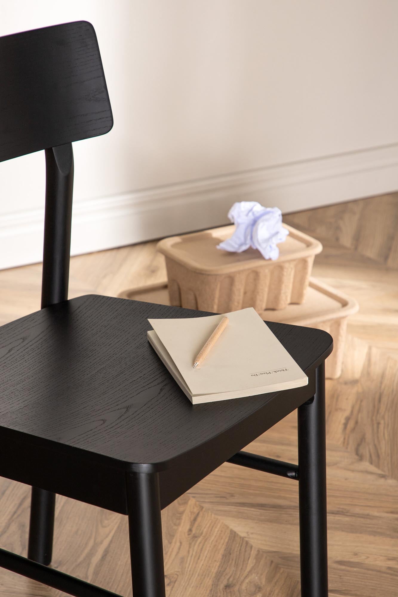 Moderner Montros Stuhl aus Birke, ideal für stilvolle Esszimmer.