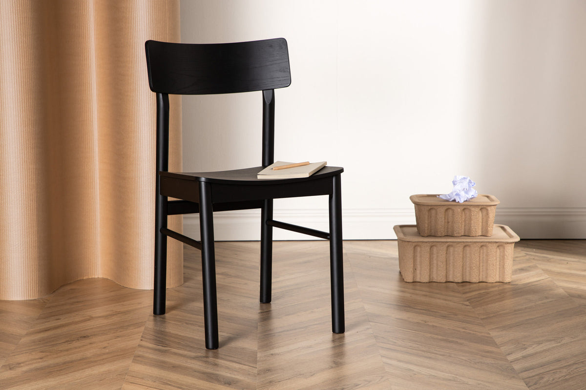 Montros Esszimmerstuhl in Schwarz präsentiert im Onlineshop von KAQTU Design AG. Stuhl ist von Venture Home