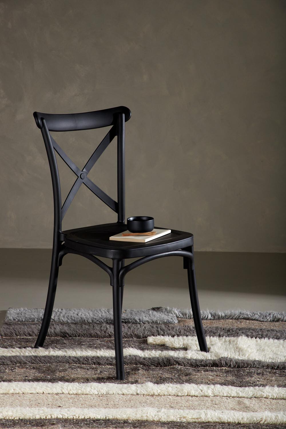 Crosett Stuhl in Schwarz präsentiert im Onlineshop von KAQTU Design AG. Stuhl ist von Venture Home