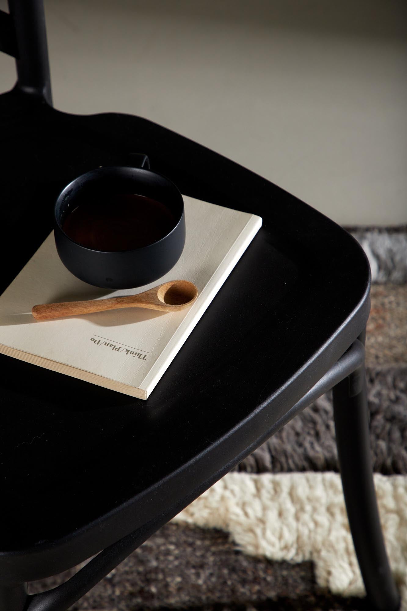 Eleganter Crosett Stuhl von Venture Home, gefertigt aus langlebigem Kunststoff. Ideal für jeden Einrichtungsstil und höchsten Komfort.