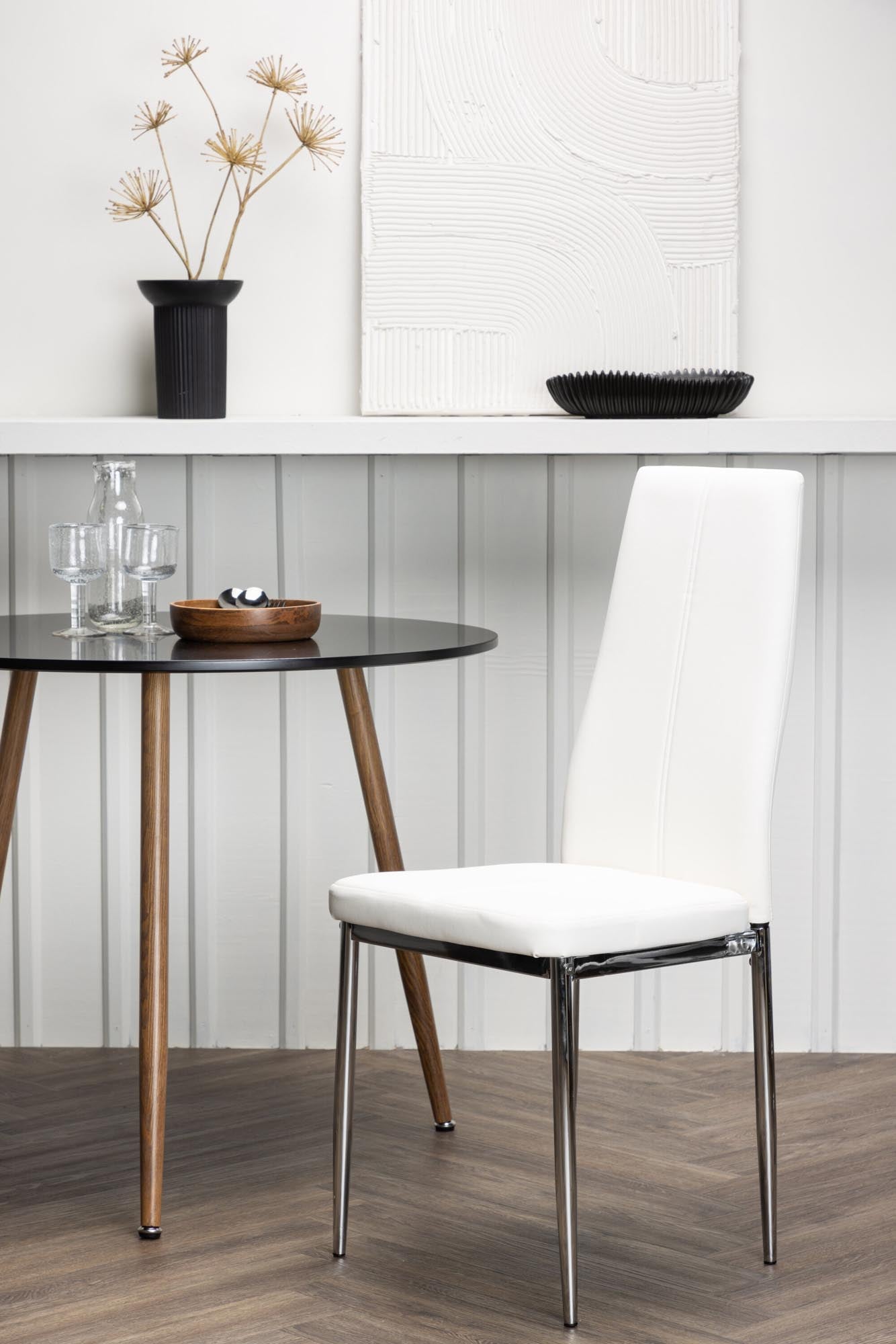 Entdecken Sie den stilvollen Pastill Stuhl von Venture Home: Hochwertiges Kunstleder, elegante Form und robuste Metallkonstruktion für Ihr Esszimmer.