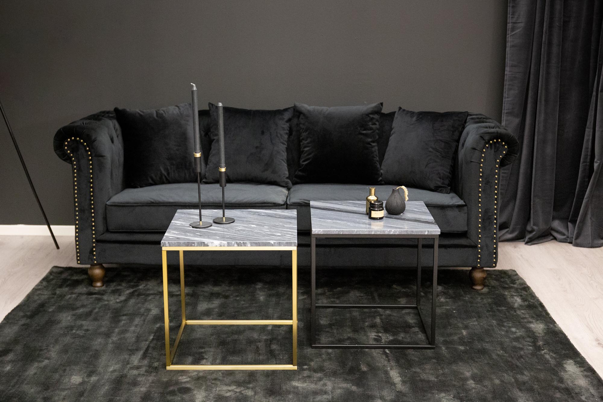 Velvet 3-Sitzer Sofa in Schwarz präsentiert im Onlineshop von KAQTU Design AG. 3er Sofa ist von Venture Home