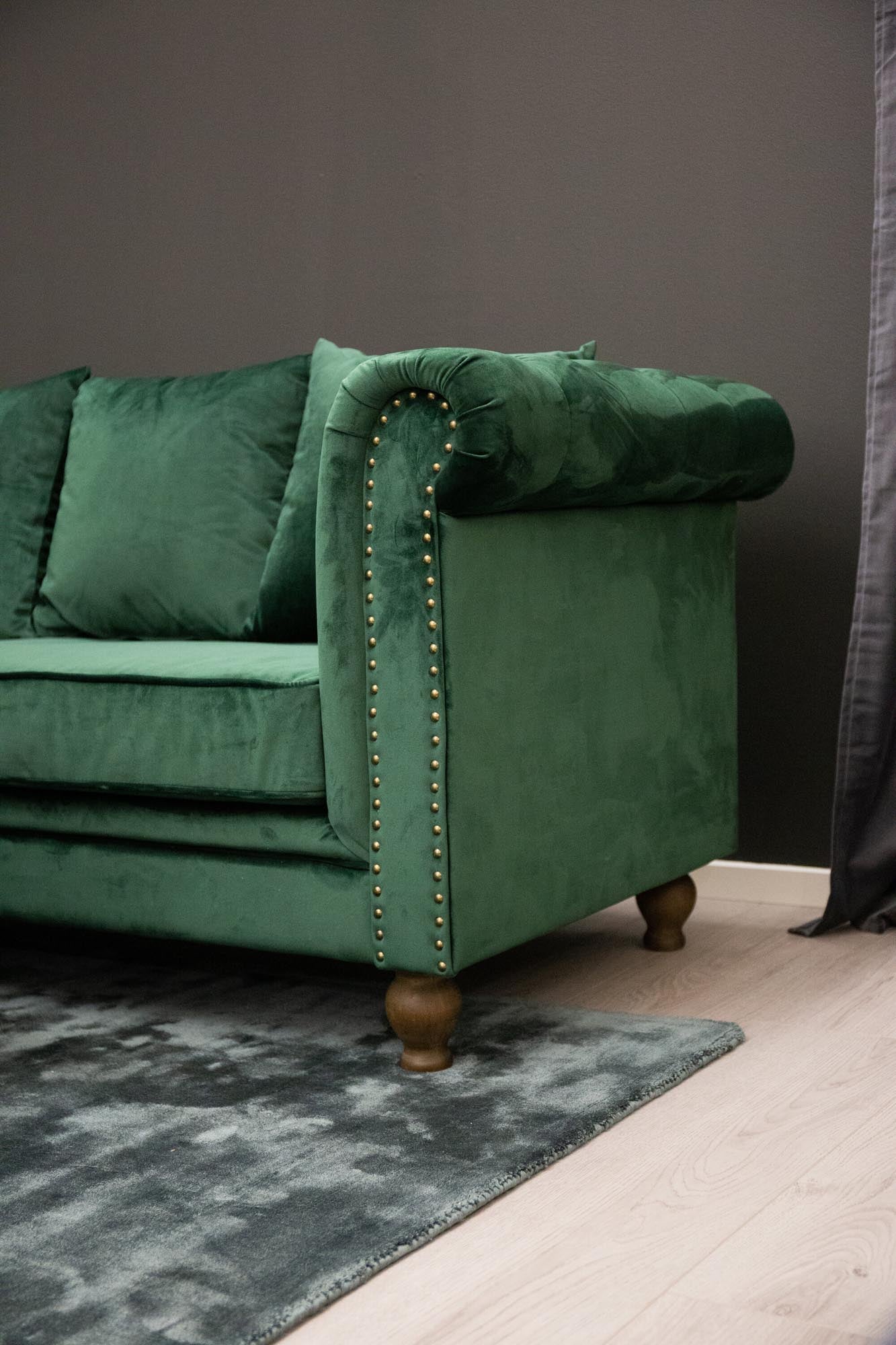 Elegantes Velvet 3-Sitzer Sofa von Venture Home – vereint stilvolles Design, hochwertigen Samt und optimalen Komfort für Ihr Zuhause.