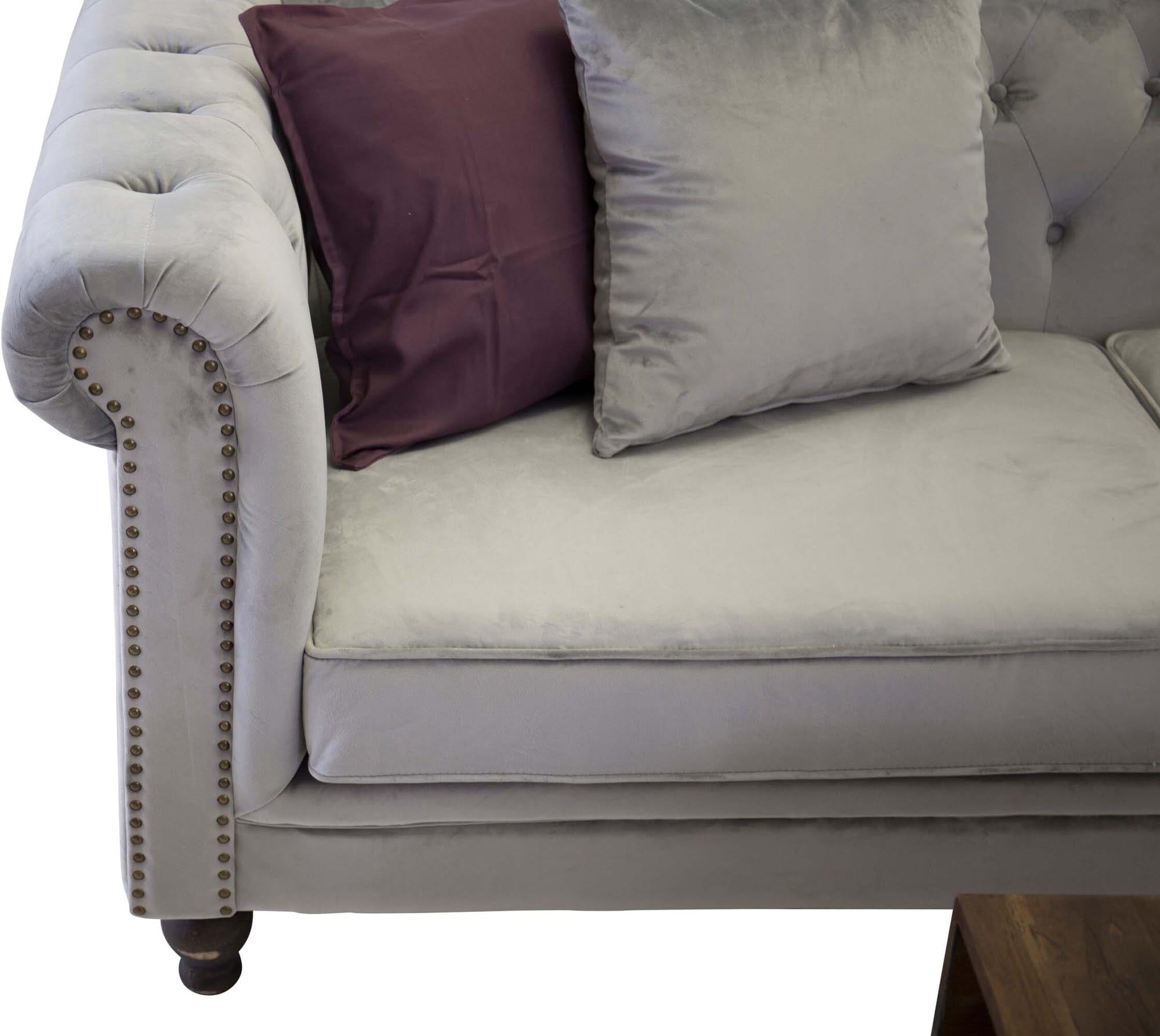 Elegantes Velvet Sofa für stilvolle Wohnzimmer von Venture Home.