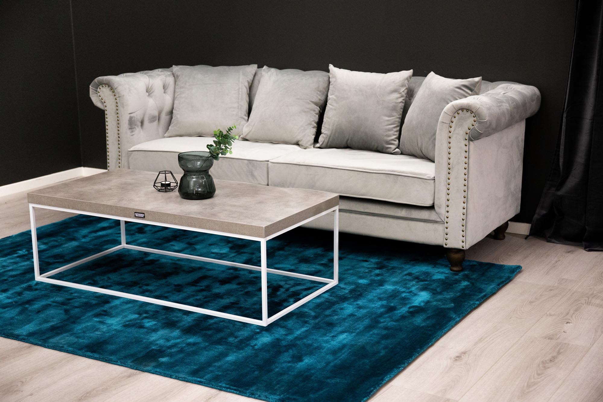 Elegantes Velvet 3-Sitzer Sofa von Venture Home: Stilvolles Design, luxuriöser Samtbezug und optimaler Komfort für Ihr Wohnzimmer.