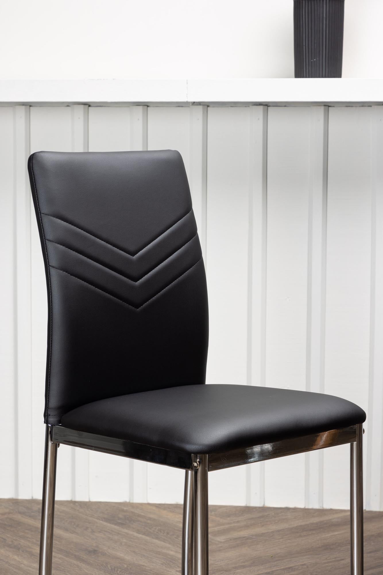 Entdecken Sie den Lilienstuhl von Venture Home: elegantes skandinavisches Design, pflegeleichtes Kunstleder und robuste Stahlbeine für höchsten Komfort.