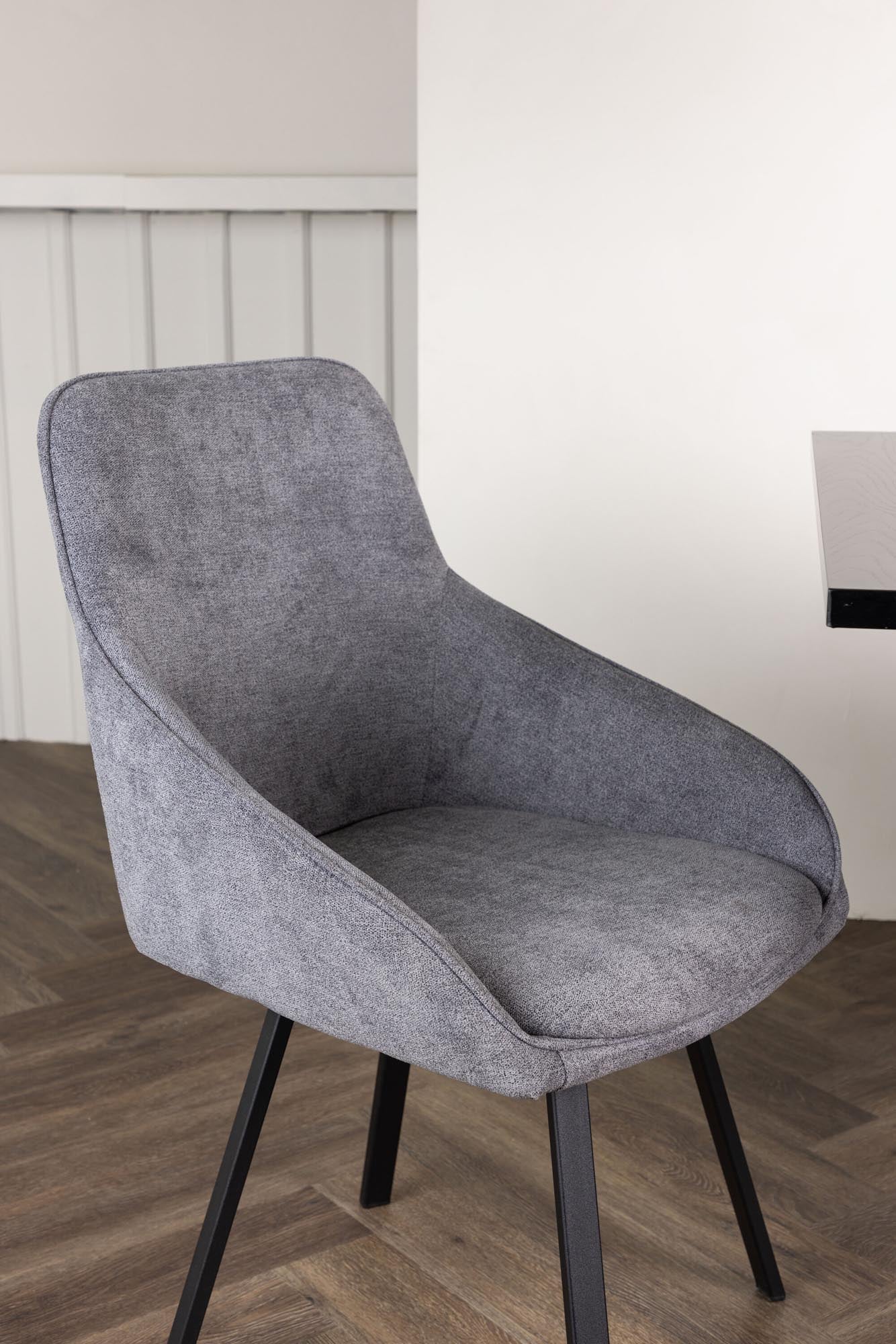 Rosie Stuhl von Venture Home: Elegantes skandinavisches Design trifft auf höchsten Komfort und Langlebigkeit für Ihr Esszimmer.