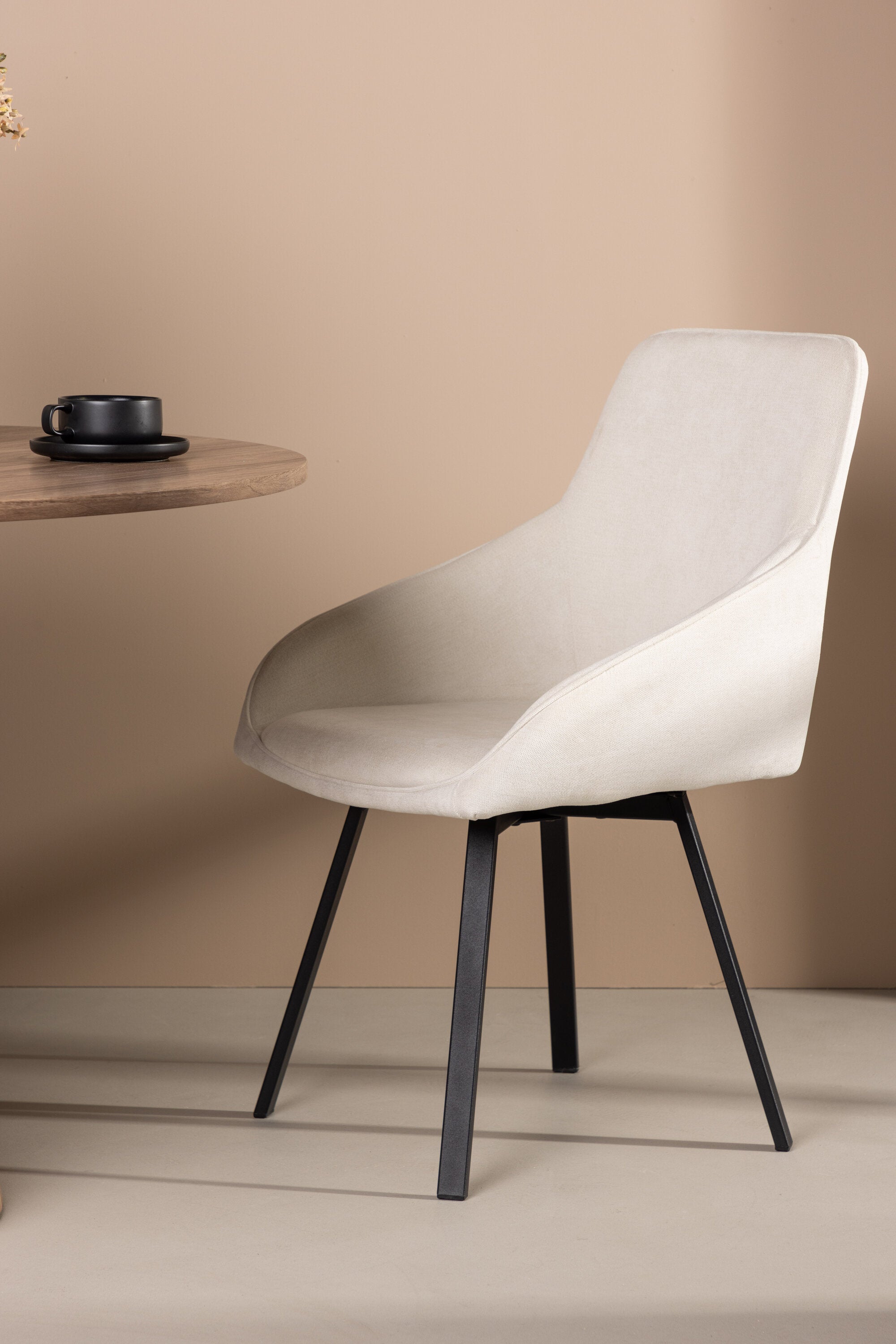 Rosie Stuhl in Beige präsentiert im Onlineshop von KAQTU Design AG. Stuhl mit Armlehne ist von Venture Home