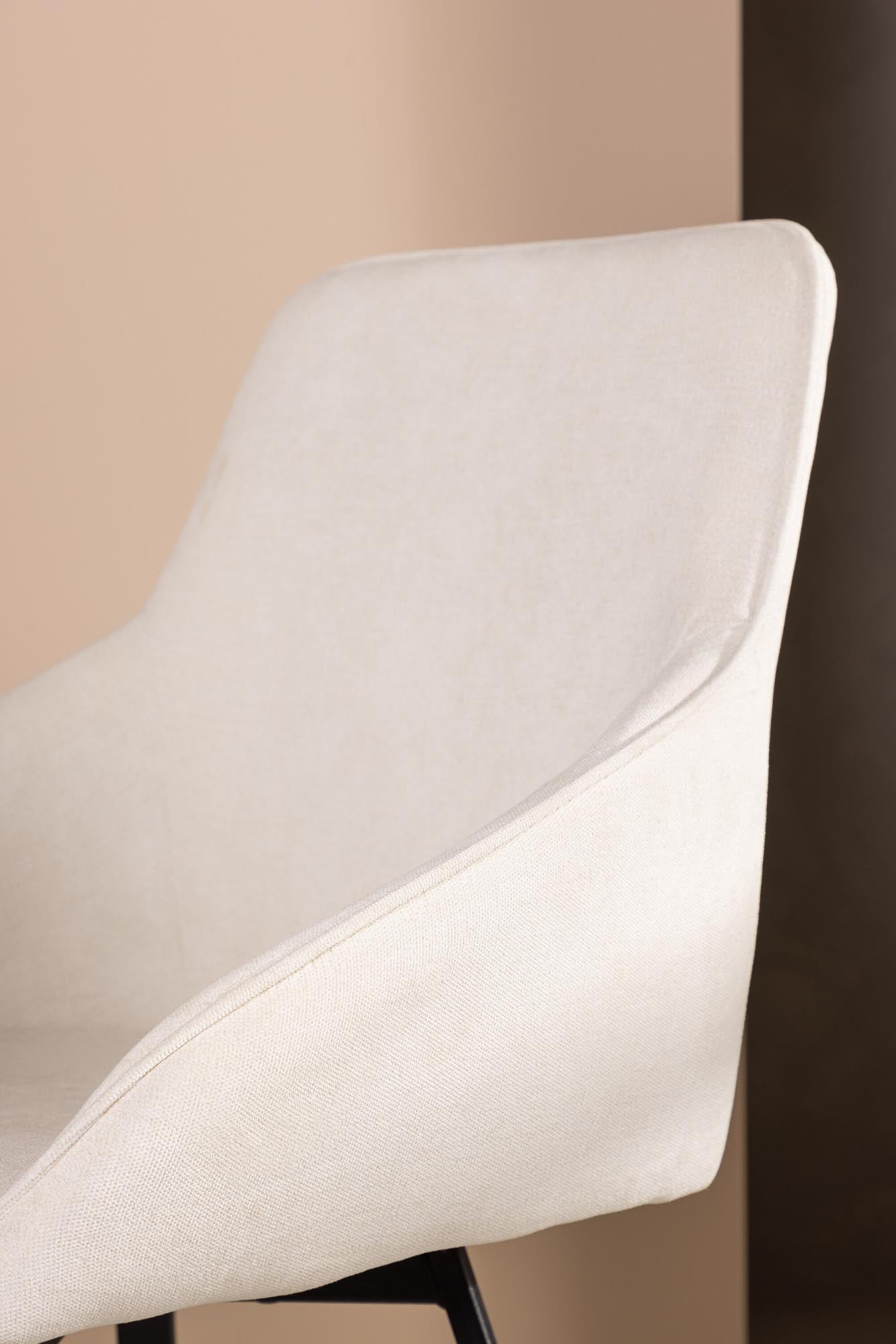 Entdecken Sie den Rosie Stuhl von Venture Home: Eleganz trifft Komfort mit skandinavischem Design und stabilen Stahlbeinen für Ihr Esszimmer.