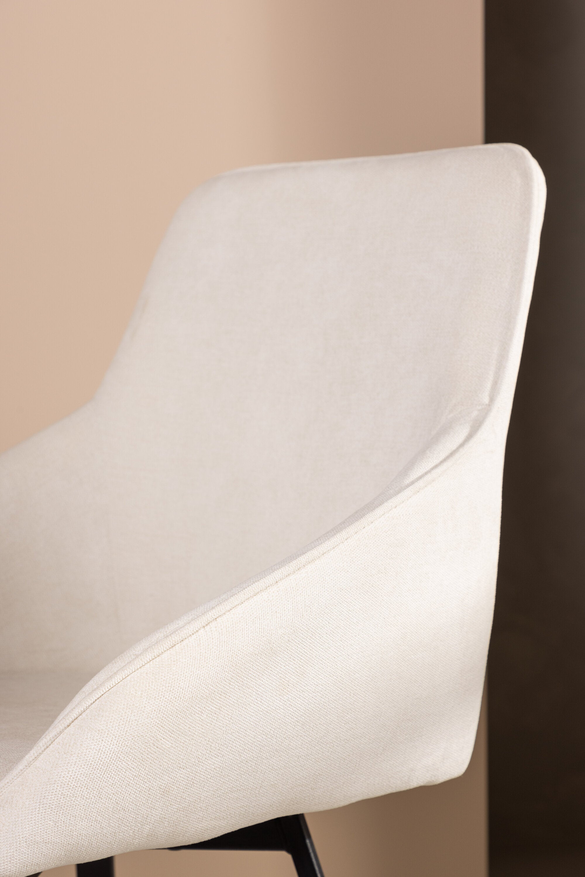 Rosie Stuhl in Beige präsentiert im Onlineshop von KAQTU Design AG. Stuhl mit Armlehne ist von Venture Home