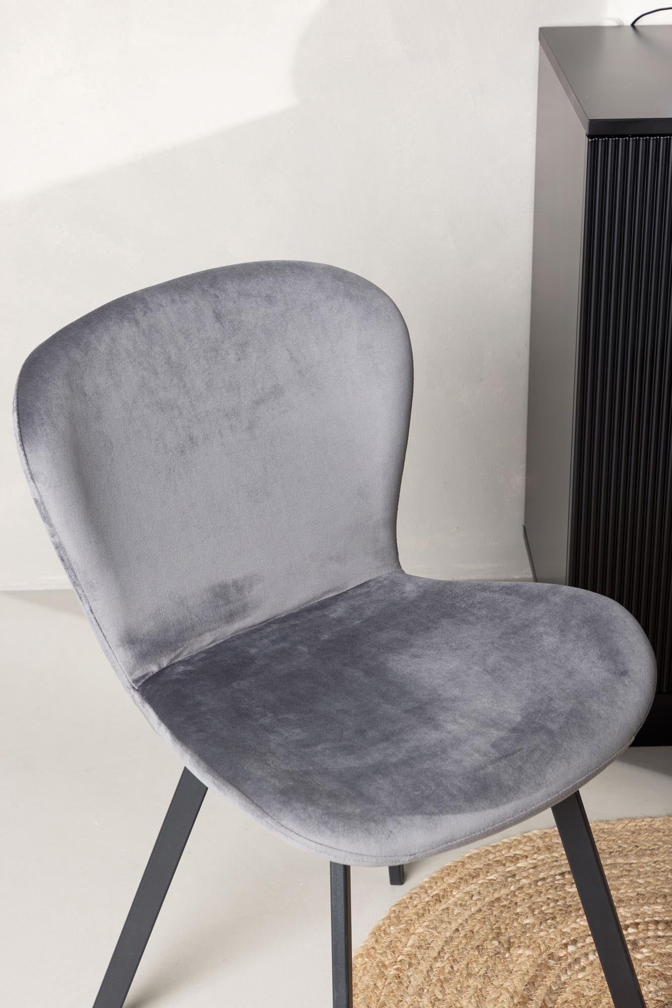 Erleben Sie den Lilja Esszimmerstuhl von Venture Home – stilvoll, bequem und perfekt für gesellige Abende in jedem Zuhause.