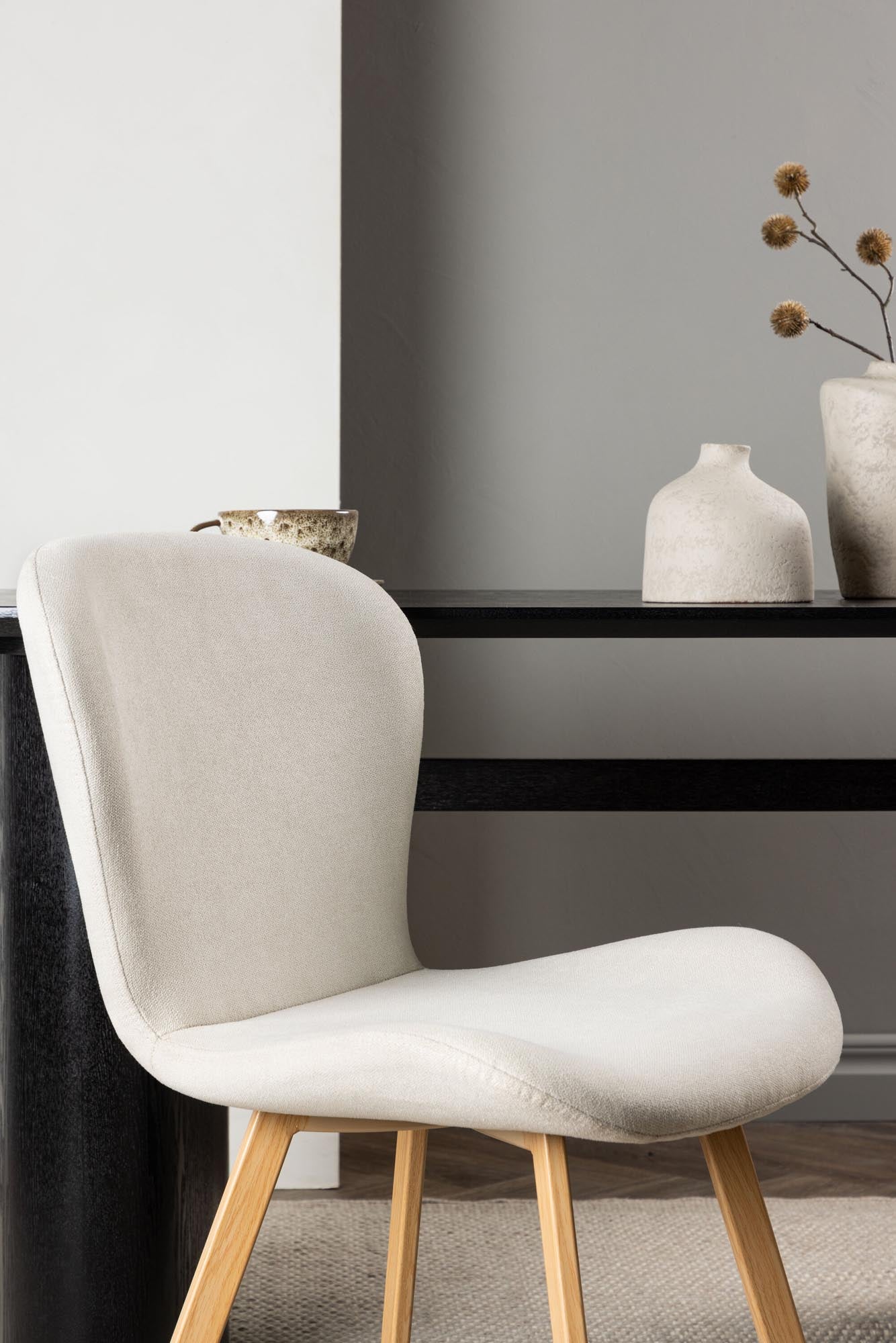 Erleben Sie den Lilja Esszimmerstuhl von Venture Home: Modernes Design, weicher grauer Stoff und stabile Metallbeine für höchsten Komfort und Stil.