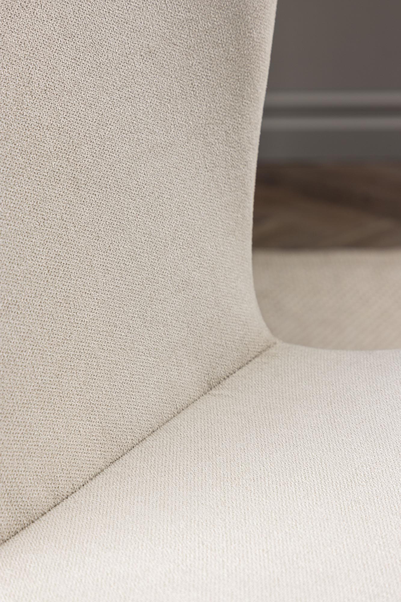 Entdecken Sie den Lilja Esszimmerstuhl von Venture Home: Elegantes, rundes Design, strapazierfähiger grauer Polyester und robuste Metallbeine für einladende Essmomente.