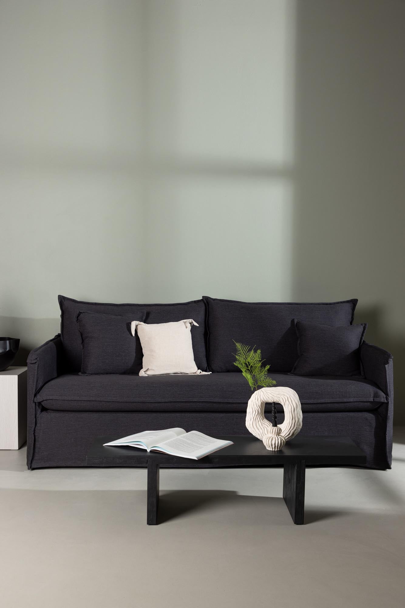 Erleben Sie das Nova 3-Sitzer-Sofa von Venture Home: stilvolles Schwarz, weiche Viskose, ideal für jeden Raum und mühelos zu pflegen.