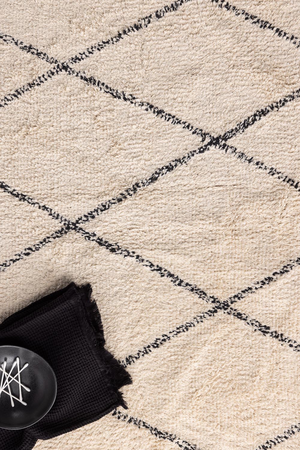 Thelma Teppich in Weiss präsentiert im Onlineshop von KAQTU Design AG. Teppich ist von Venture Home