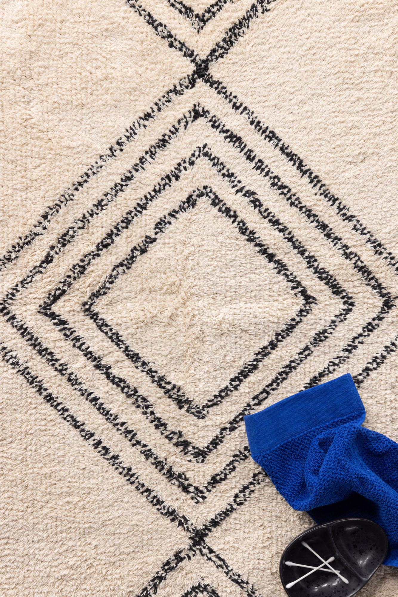 Love Teppich in Weiss präsentiert im Onlineshop von KAQTU Design AG. Teppich ist von Venture Home
