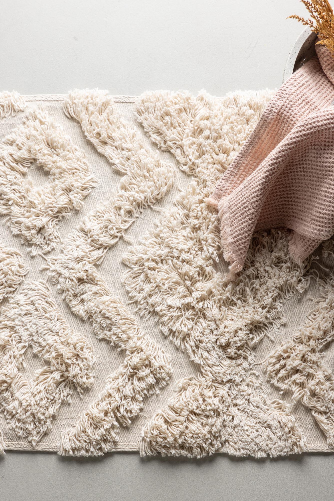 Hilma Teppich in Cremefarben präsentiert im Onlineshop von KAQTU Design AG. Teppich ist von Venture Home