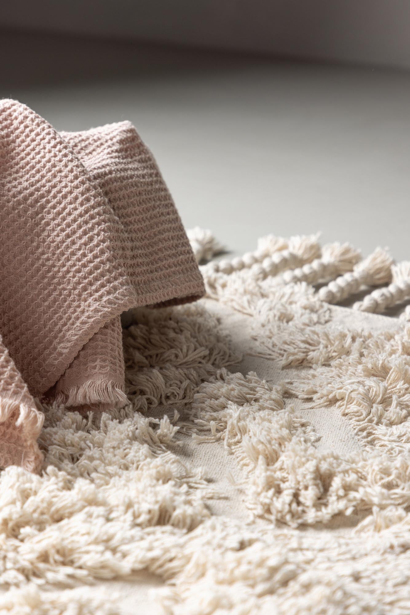 Hilma Teppich in Cremefarben präsentiert im Onlineshop von KAQTU Design AG. Teppich ist von Venture Home