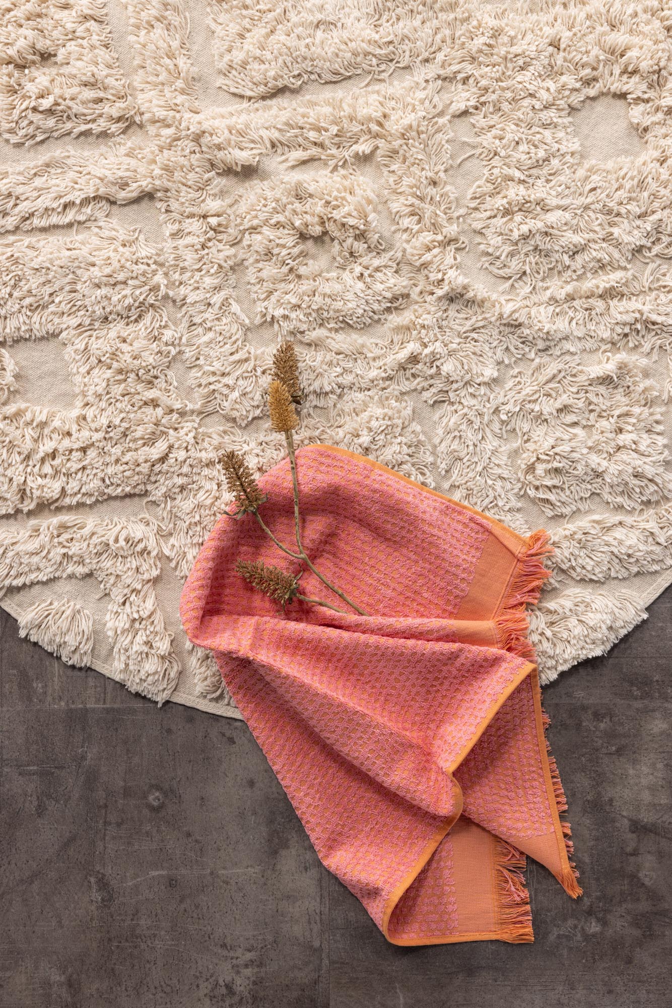 Hilma Teppich in Cremefarben präsentiert im Onlineshop von KAQTU Design AG. Teppich ist von Venture Home