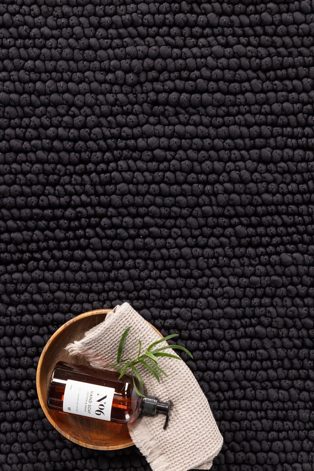Wilmer Teppich in Schwarz präsentiert im Onlineshop von KAQTU Design AG. Teppich ist von Venture Home
